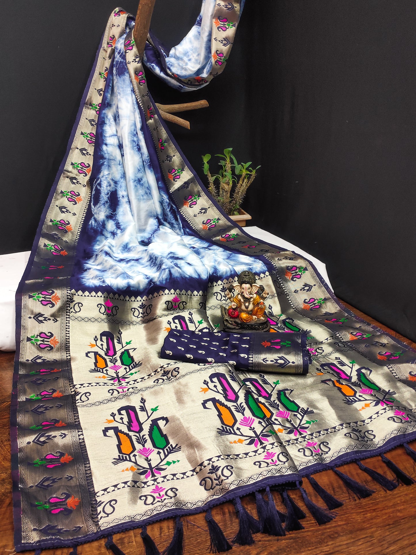 नेवी ब्लू रंग प्रीमियम सिबरी प्रिंट पैथानी सिल्क साड़ी ज़री गोल्ड और मीनाकारी पैथानी बॉर्डर