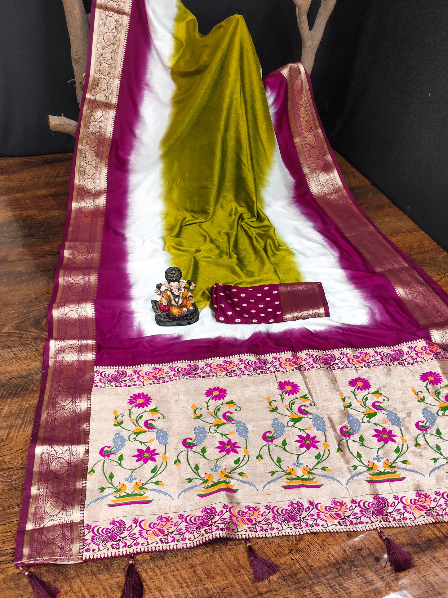 मेहंदी रंग सुपीरियर और प्रीमियम शुद्ध पैठणी साड़ी 3 डी रंगाई शिबोरी रंगाई के साथ