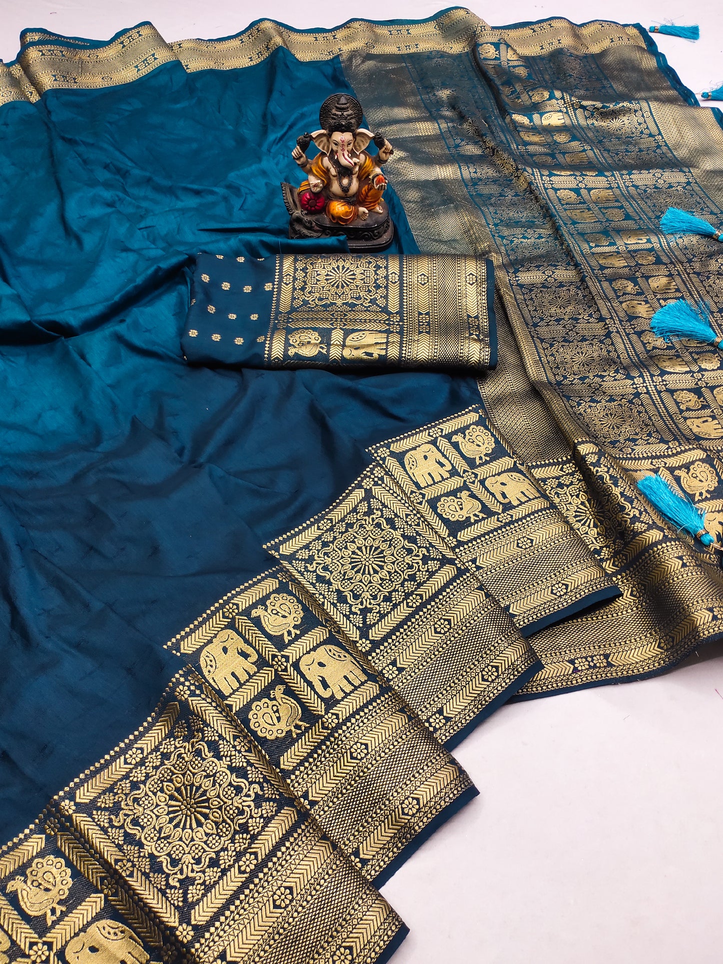 नीले रंग की सुपीरियर प्योर गाला डोला सिल्क साड़ी हैवी हैंड डाईड और ज़री बॉर्डर