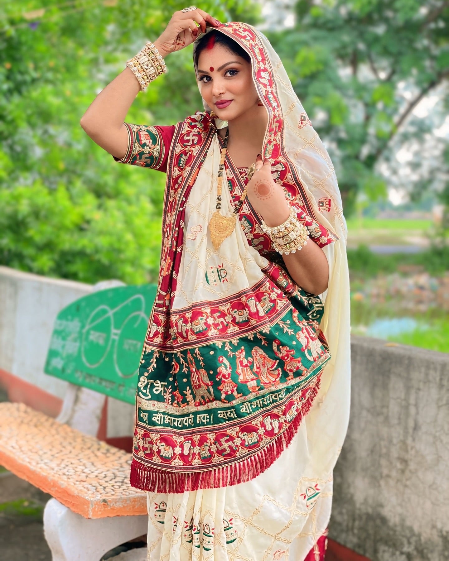 विशेष अवसर के लिए अभिक्षा हरे रंग की कढ़ाईदार पेंटर पटोला साड़ी