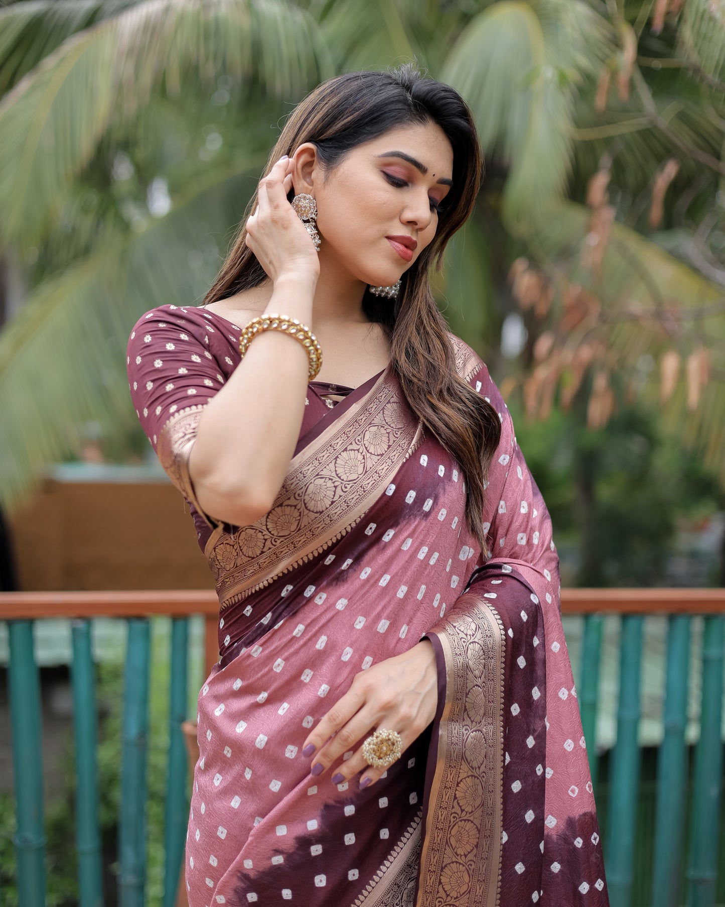 हल्की पीच देविका डोला सॉफ्ट सिल्क बंधेज साड़ी जरी पैठानी बुनाई बॉर्डर के साथ