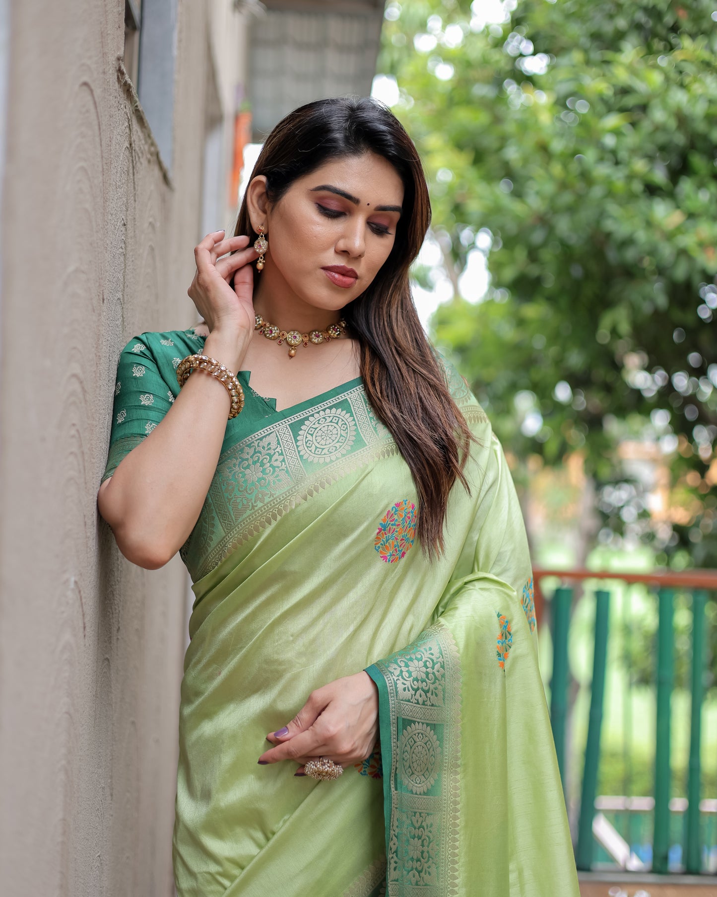 हरे रंग की खूबसूरत ट्रेंडी कलेक्शन डोला सिल्क साड़ी अनोखे बूटा डिज़ाइन के साथ