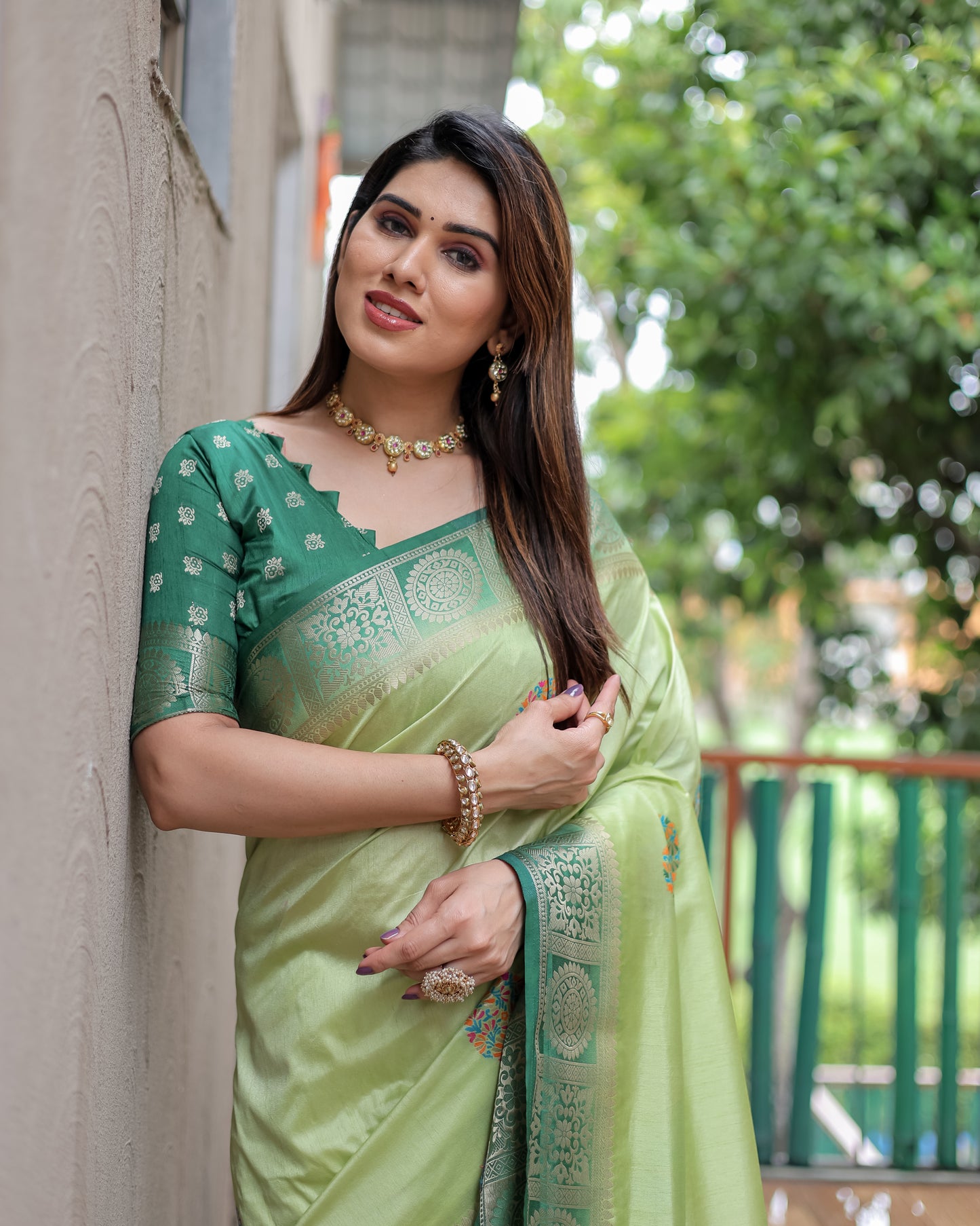 हरे रंग की खूबसूरत ट्रेंडी कलेक्शन डोला सिल्क साड़ी अनोखे बूटा डिज़ाइन के साथ