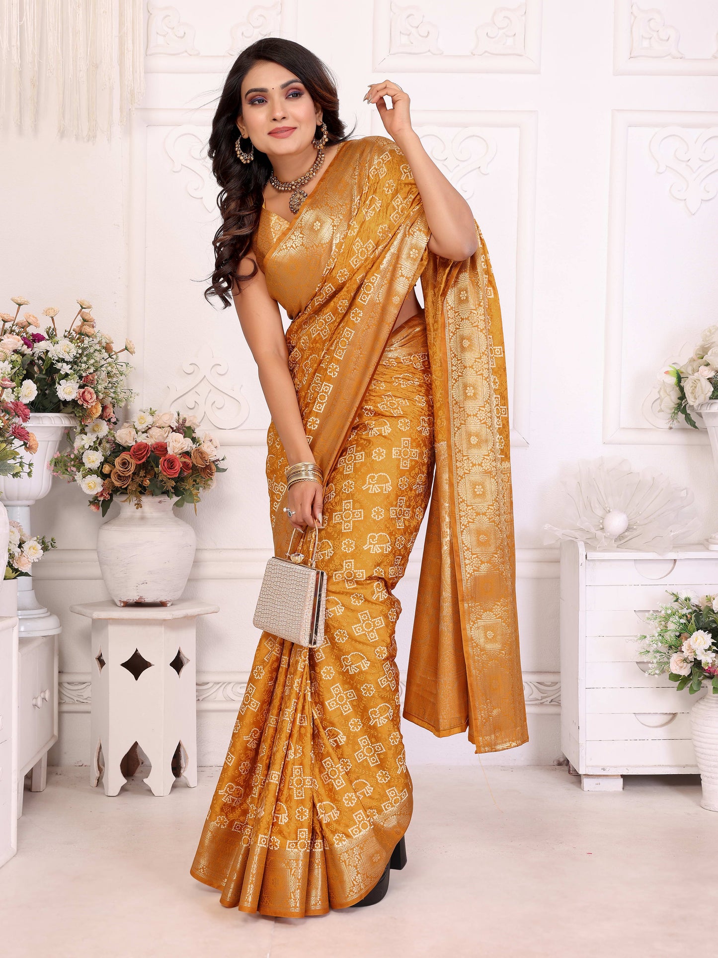 पीले रंग की समशीरा सॉफ्ट साटन सिल्क बंधेज प्रिंट साड़ी ऑलओवर ज़री बुनाई बॉर्डर के साथ