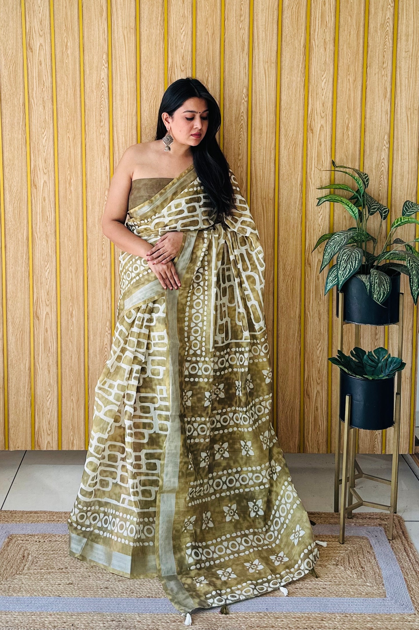 मेहंदी रंग प्रीमियम गुणवत्ता नरम लिनन कपास डिजिटल प्रिंट साड़ी चांदी सीमा के साथ