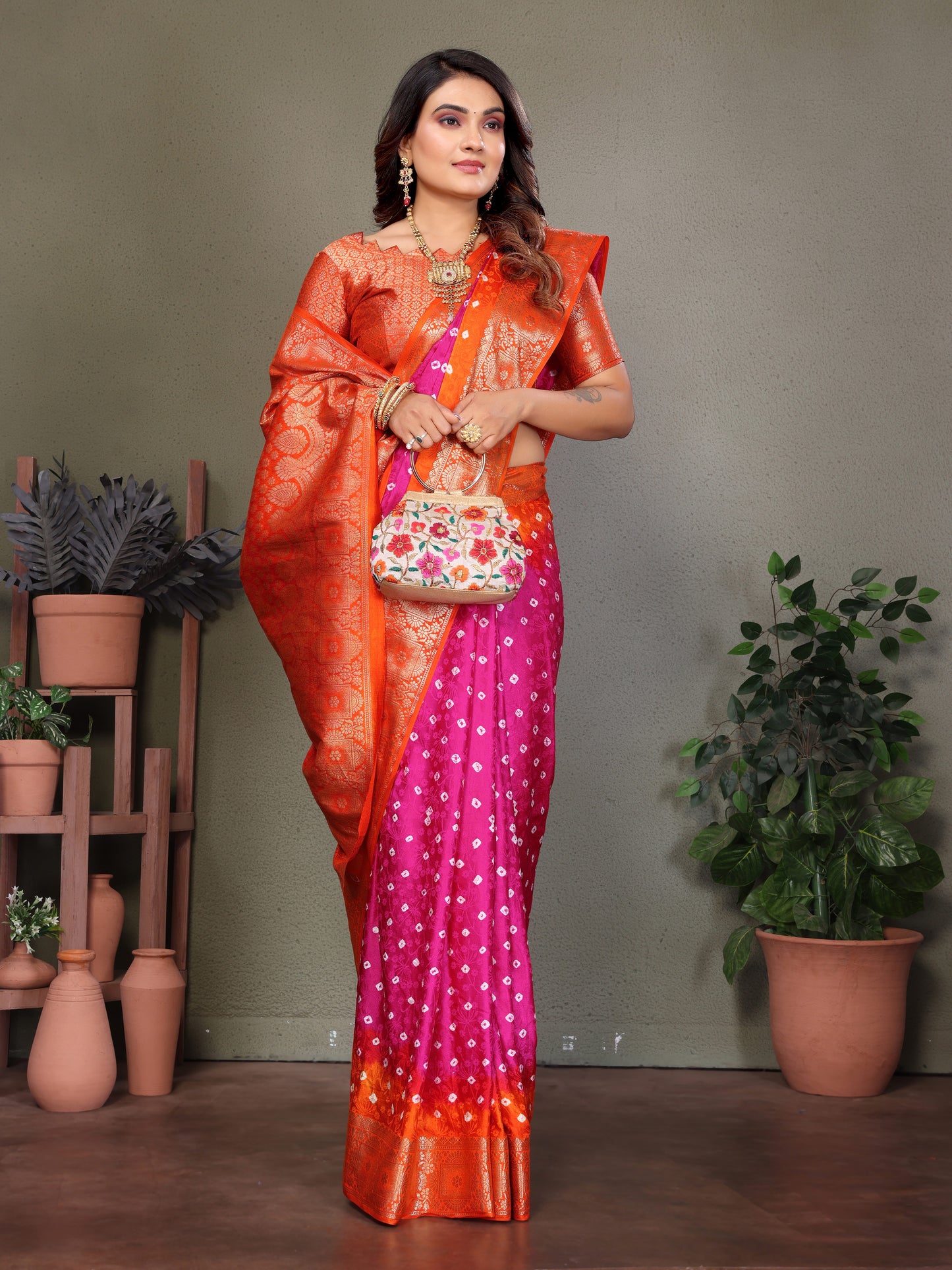 ज़री बुनाई बॉर्डर के साथ गुलाबी सत्यवती बंधेज साटन सिल्क साड़ी