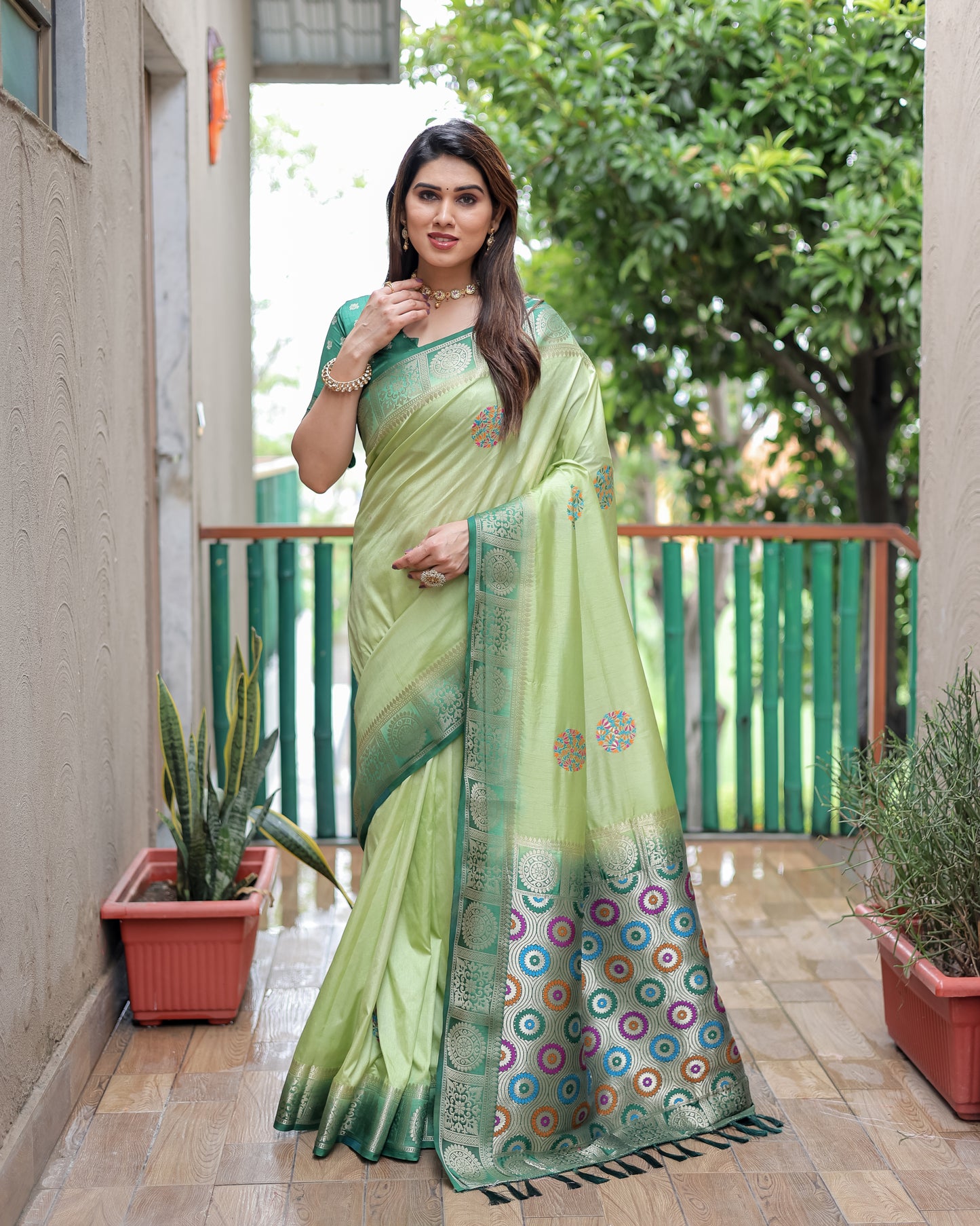 हरे रंग की खूबसूरत ट्रेंडी कलेक्शन डोला सिल्क साड़ी अनोखे बूटा डिज़ाइन के साथ