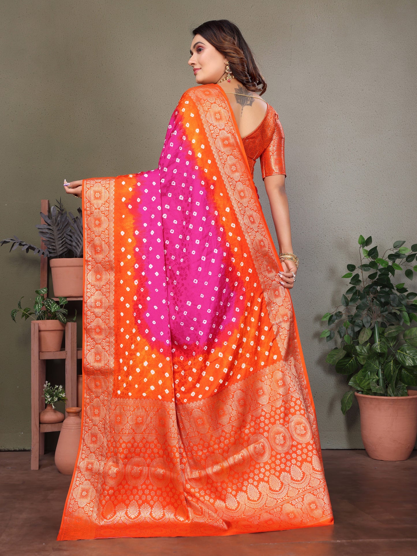 ज़री बुनाई बॉर्डर के साथ गुलाबी सत्यवती बंधेज साटन सिल्क साड़ी