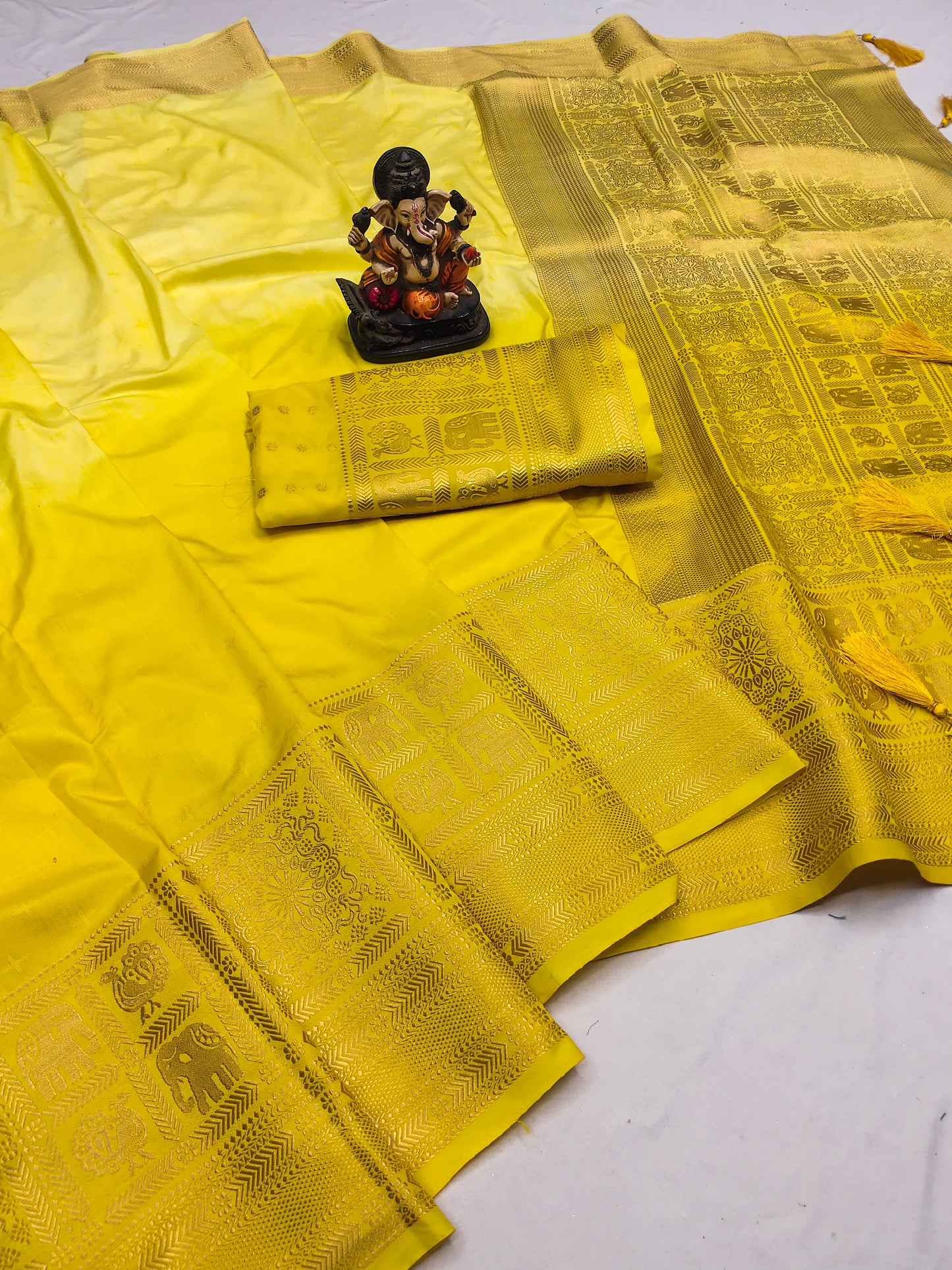 पीले रंग की सुपीरियर शुद्ध गाला डोला सिल्क साड़ी भारी हाथ डाईड और ज़री बॉर्डर