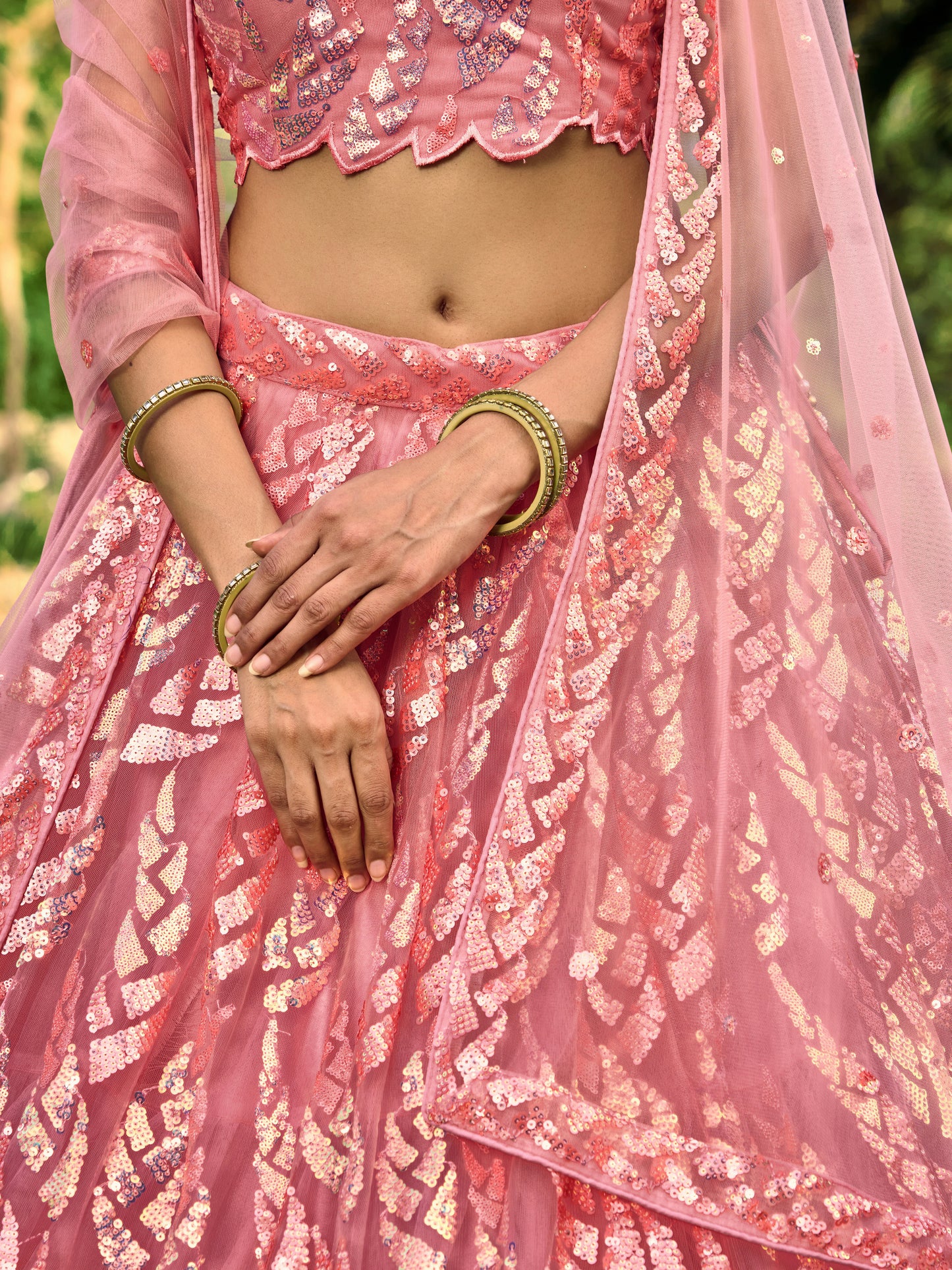 गुलाबी रंग का सॉफ्ट नेट मल्टीपल सेक्विन, थ्रेड एम्ब्रॉयडरी वर्क लहंगा चोली