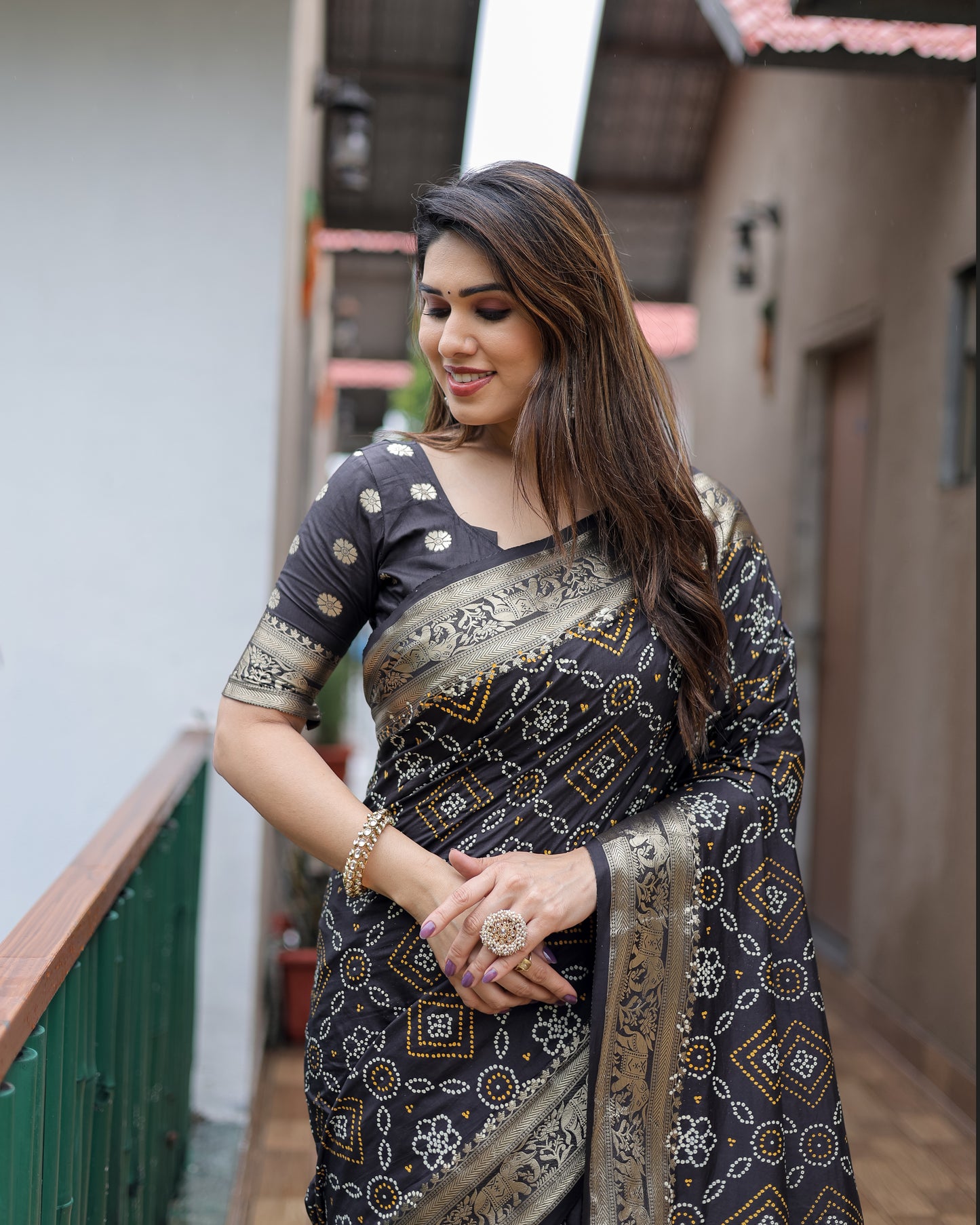 ज़री बुनाई बॉर्डर के साथ काली पुष्पावती नरम डोला सिल्क बंधेज प्रिंट साड़ी