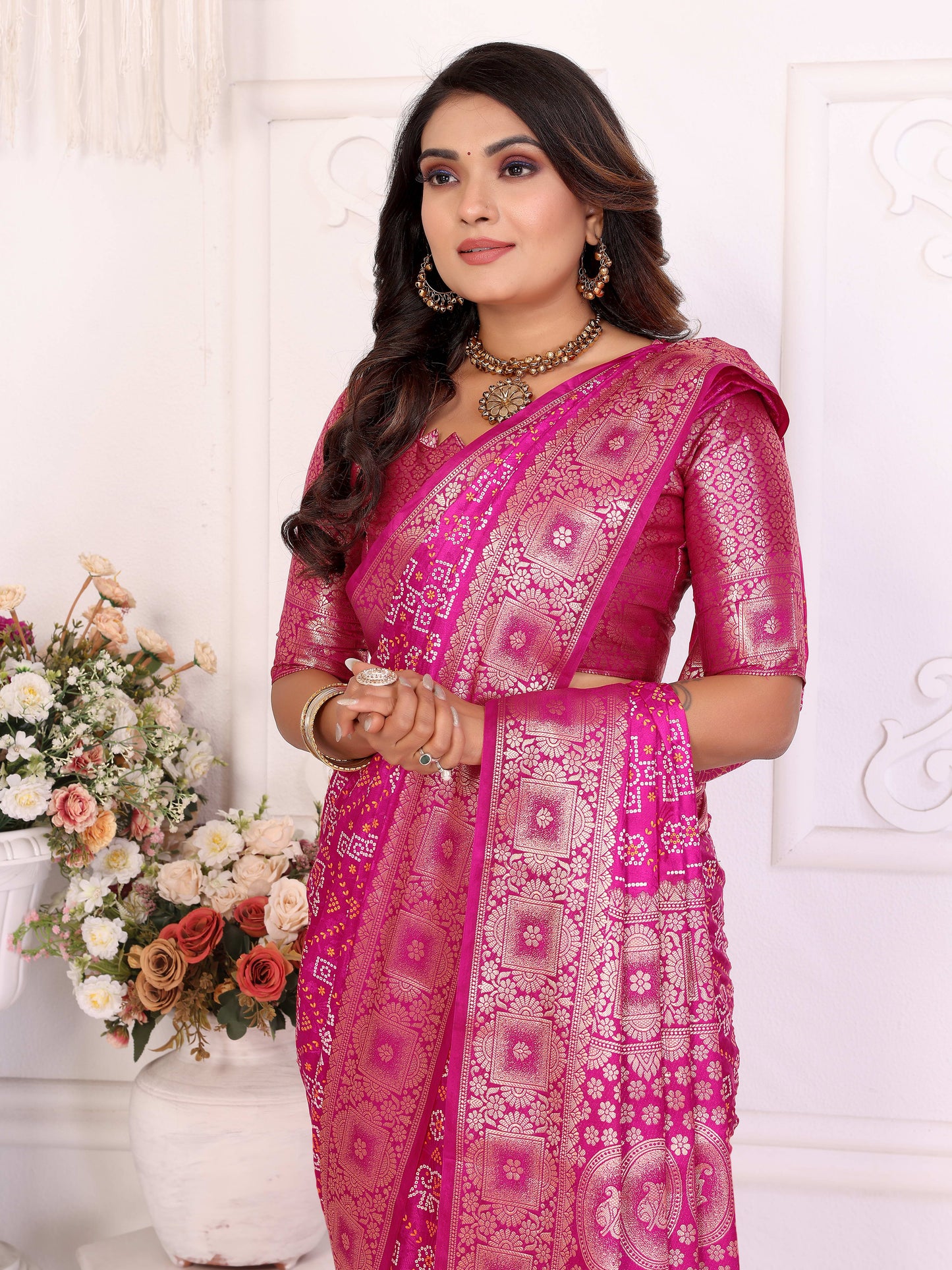 गुलाबी समशीरा नरम साटन सिल्क बंधेज प्रिंट साड़ी, संपूर्ण ज़री बुनाई बॉर्डर के साथ