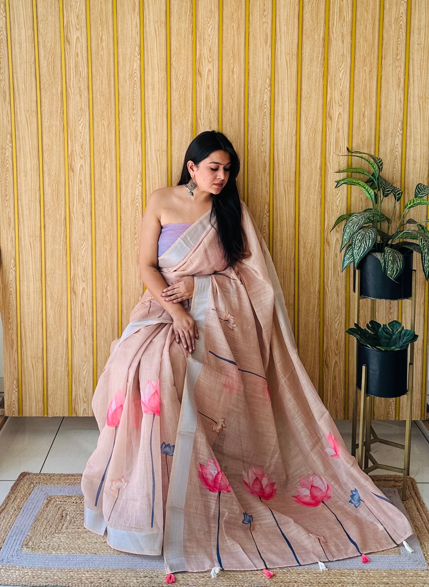 बेज रंग प्रीमियम गुणवत्ता नरम लिनन कपास डिजिटल प्रिंट साड़ी चांदी सीमा के साथ