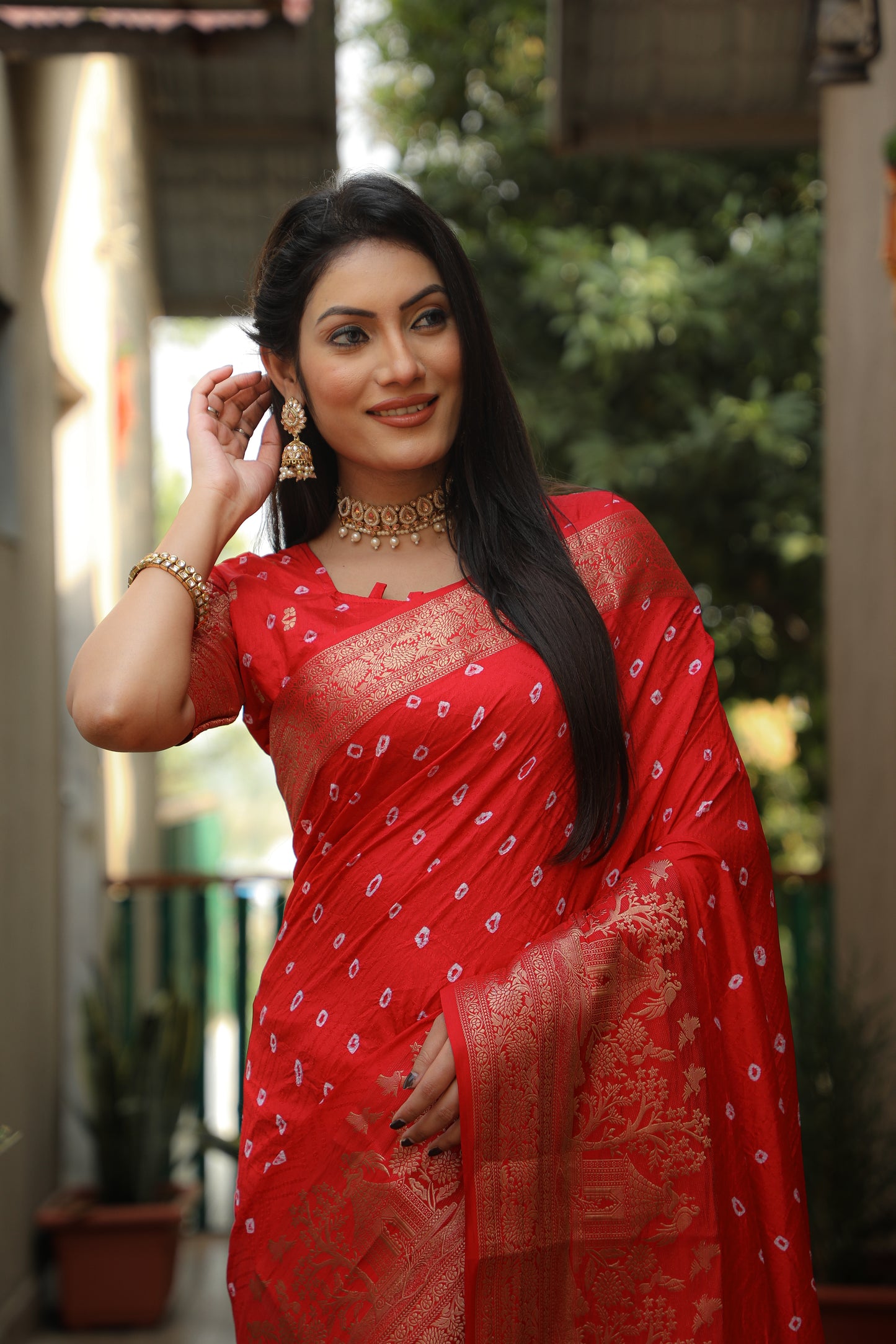 ज़री बुनाई वाले रिच पल्लू के साथ लाल सुवर्णा बंधेज कांजीवरम रेशम साड़ी