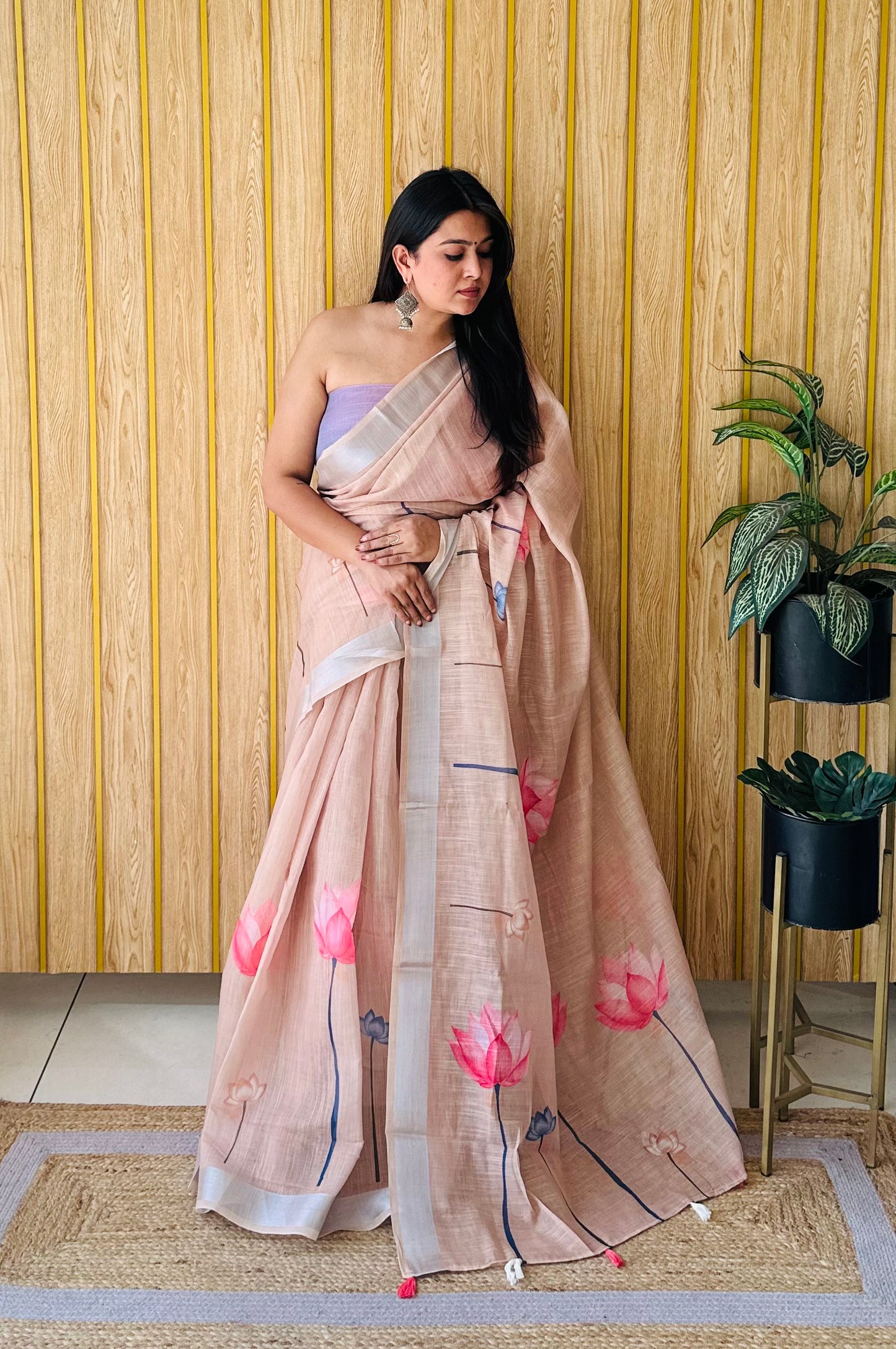 बेज रंग प्रीमियम गुणवत्ता नरम लिनन कपास डिजिटल प्रिंट साड़ी चांदी सीमा के साथ