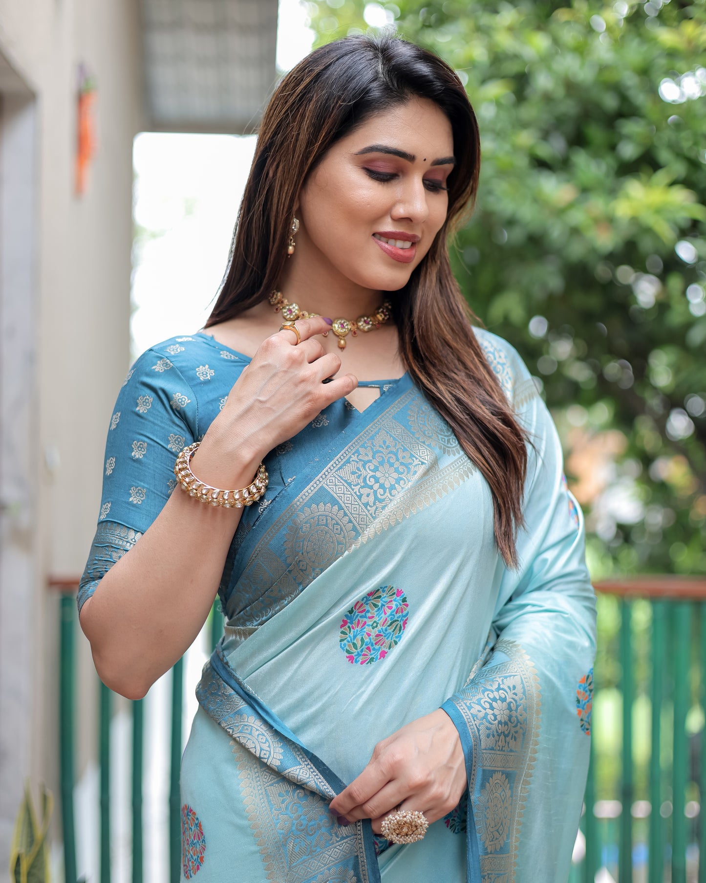 स्काई कलर खूबसूरत ट्रेंडी कलेक्शन डोला सिल्क साड़ी अनोखे बूटा डिज़ाइन के साथ