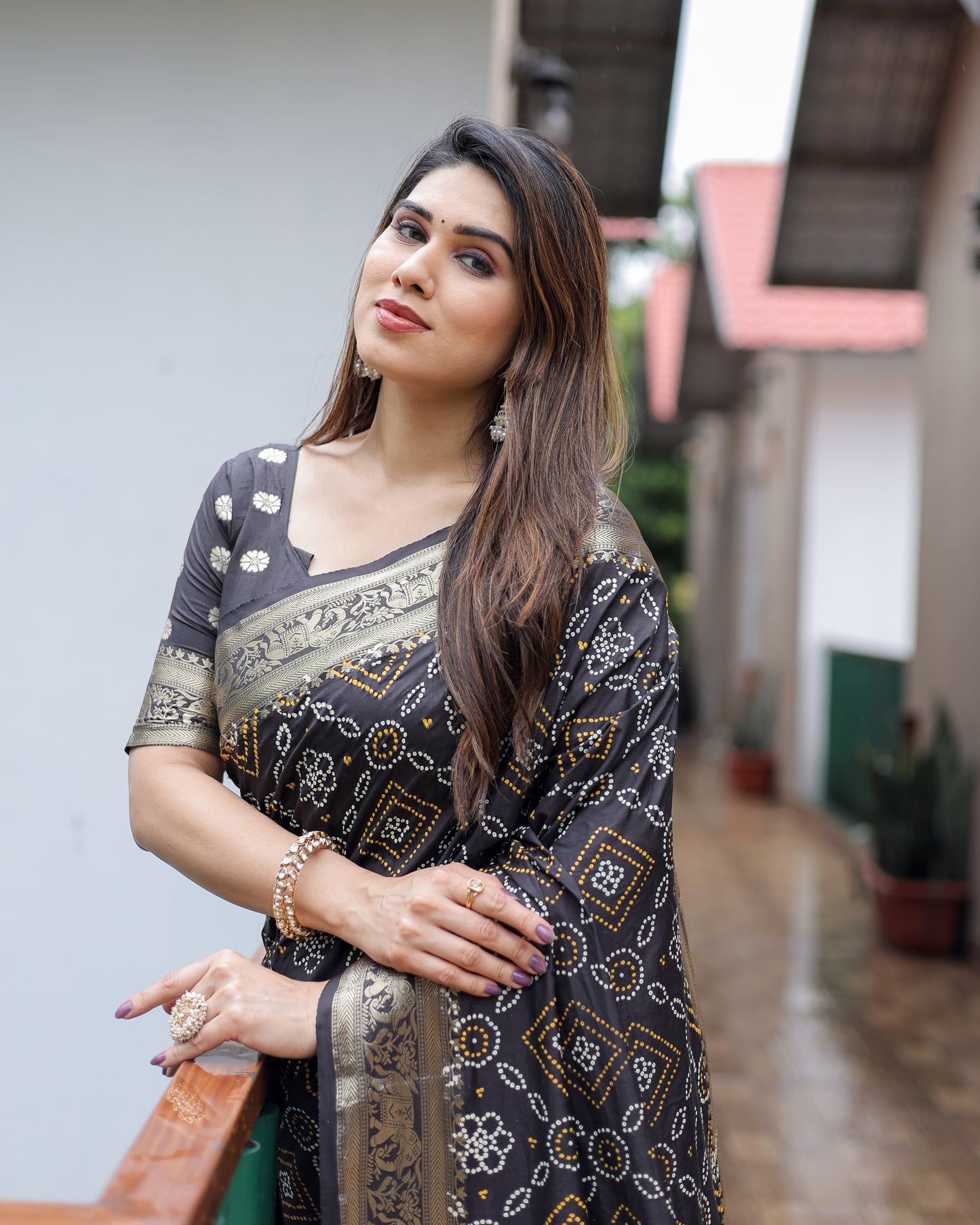 ज़री बुनाई बॉर्डर के साथ काली पुष्पावती नरम डोला सिल्क बंधेज प्रिंट साड़ी