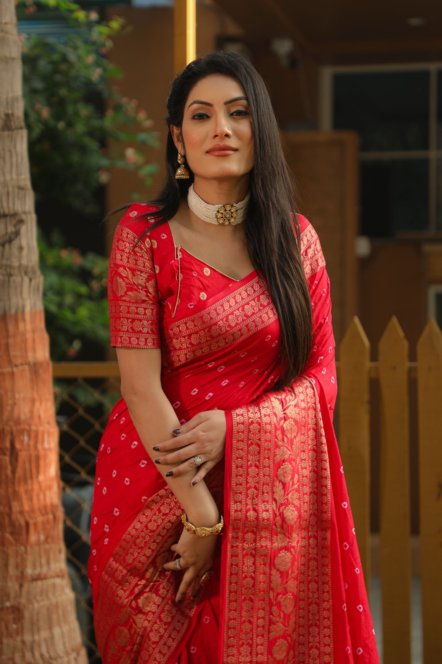 ज़री बुनाई वाले रिच पल्लू के साथ लाल तोरल बंधेज कांजीवरम रेशम साड़ी