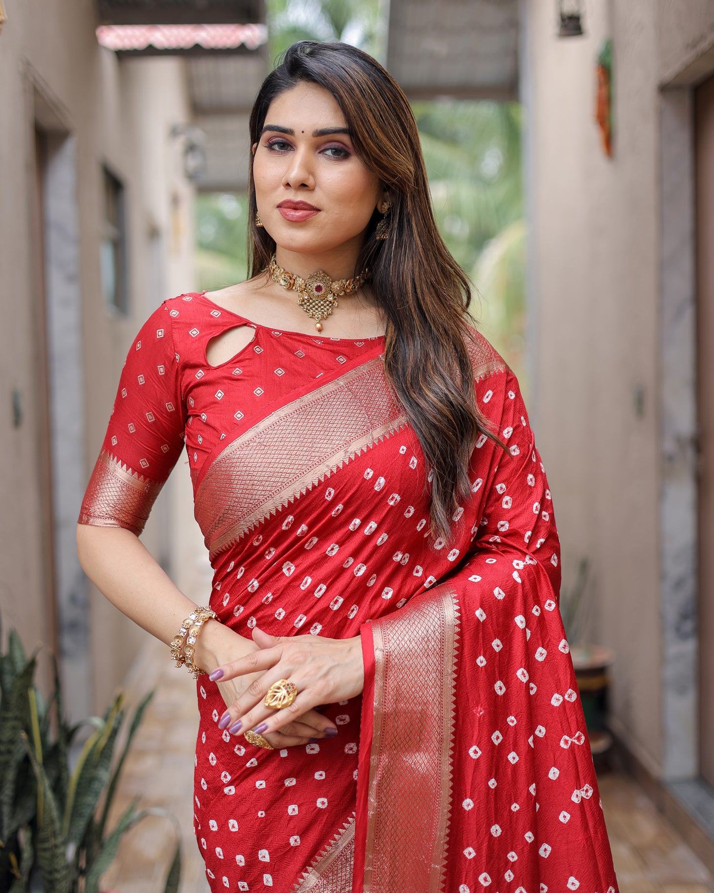 लाल यशोमति डोला नरम रेशम बंधेज साड़ी जरी बुनाई बॉर्डर के साथ