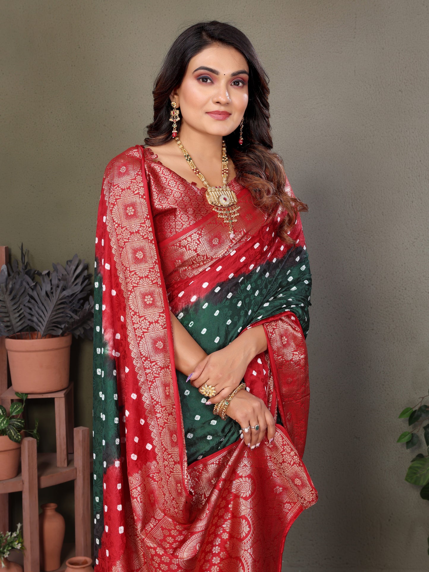 हरी सत्यवती बंधेज साटन सिल्क साड़ी ज़री बुनाई बॉर्डर के साथ