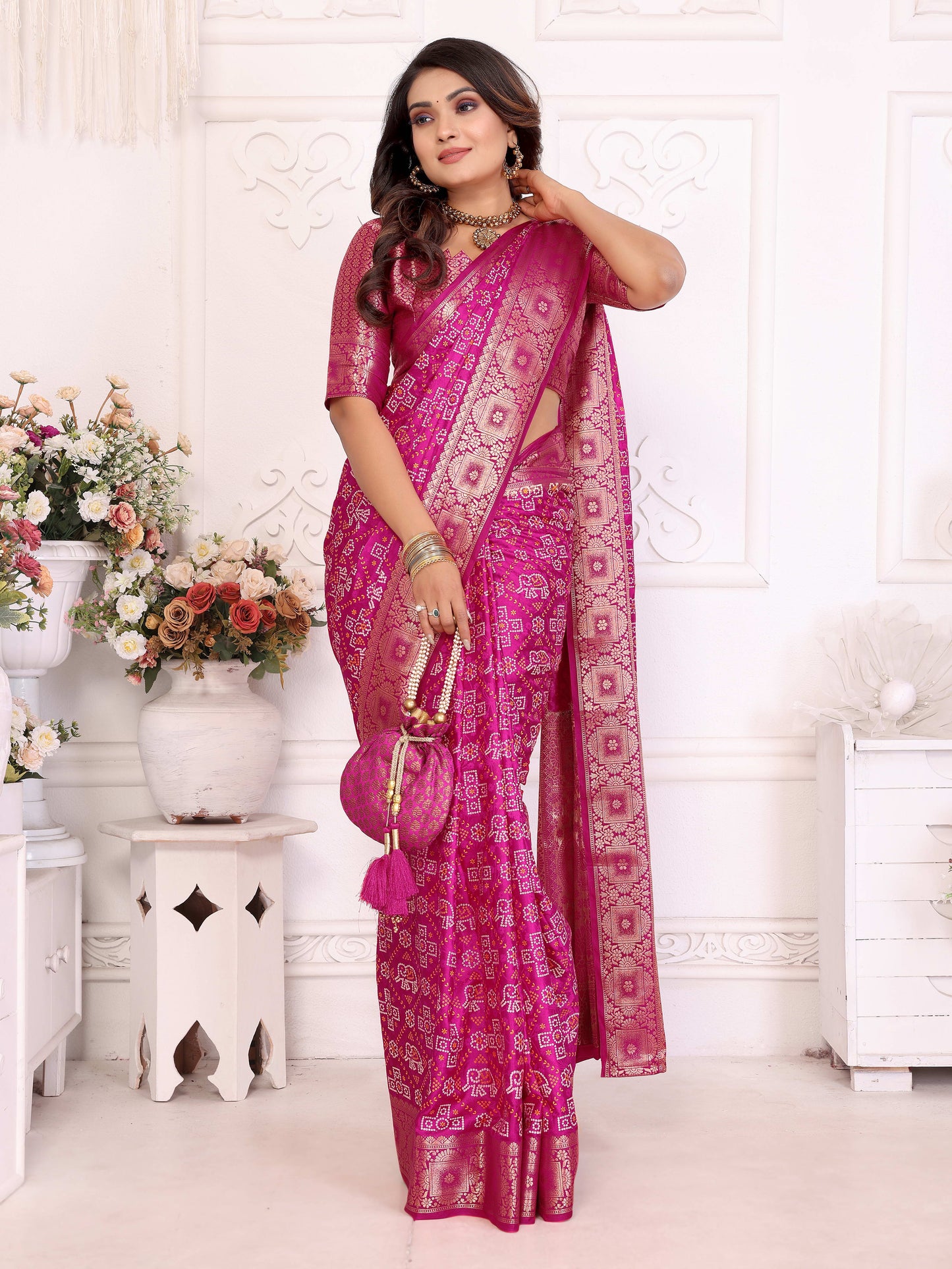 गुलाबी समशीरा नरम साटन सिल्क बंधेज प्रिंट साड़ी, संपूर्ण ज़री बुनाई बॉर्डर के साथ