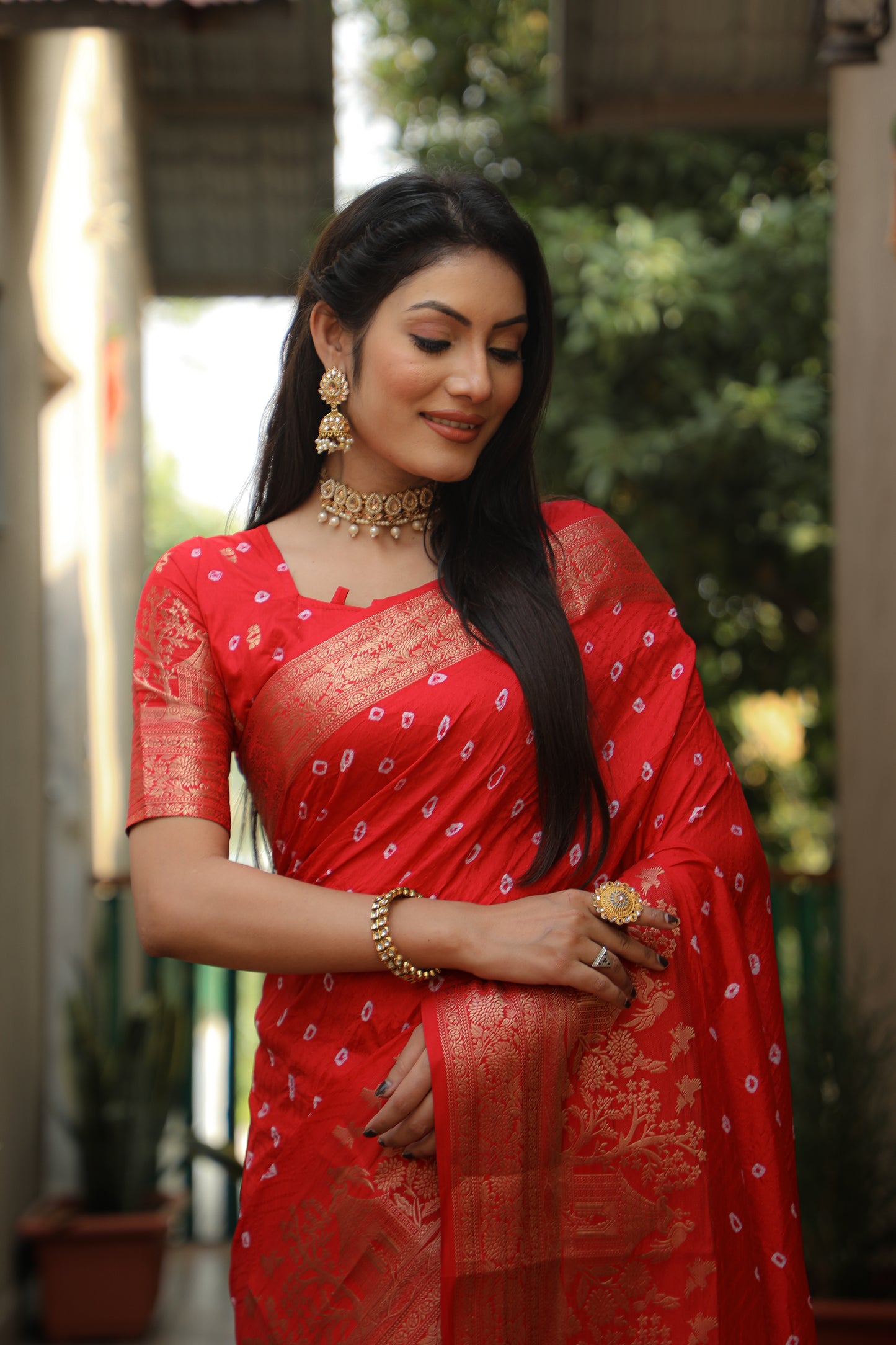 ज़री बुनाई वाले रिच पल्लू के साथ लाल सुवर्णा बंधेज कांजीवरम रेशम साड़ी