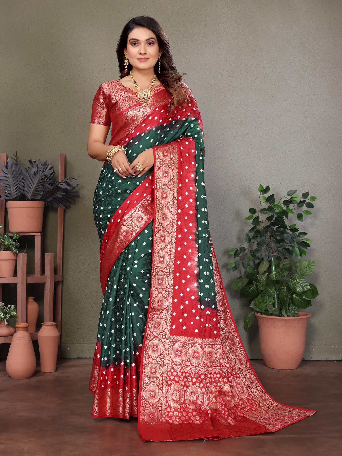 हरी सत्यवती बंधेज साटन सिल्क साड़ी ज़री बुनाई बॉर्डर के साथ