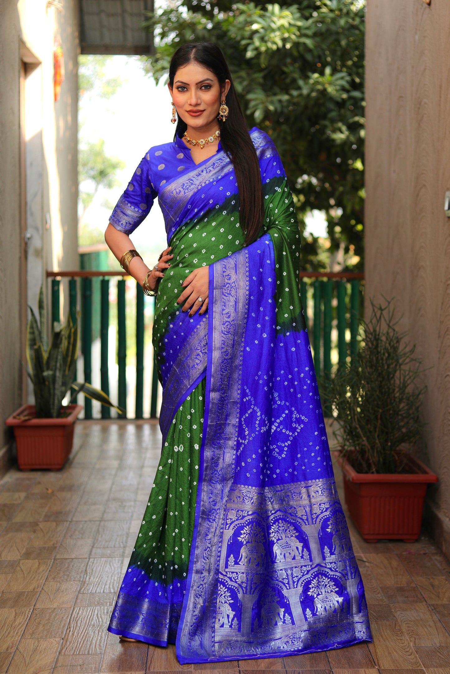 हरे वाहिनी बंधेज सिल्क साड़ी बंधेज बॉर्डर के साथ ज़री बॉर्डर रिच टिश्यू पल्लू के साथ