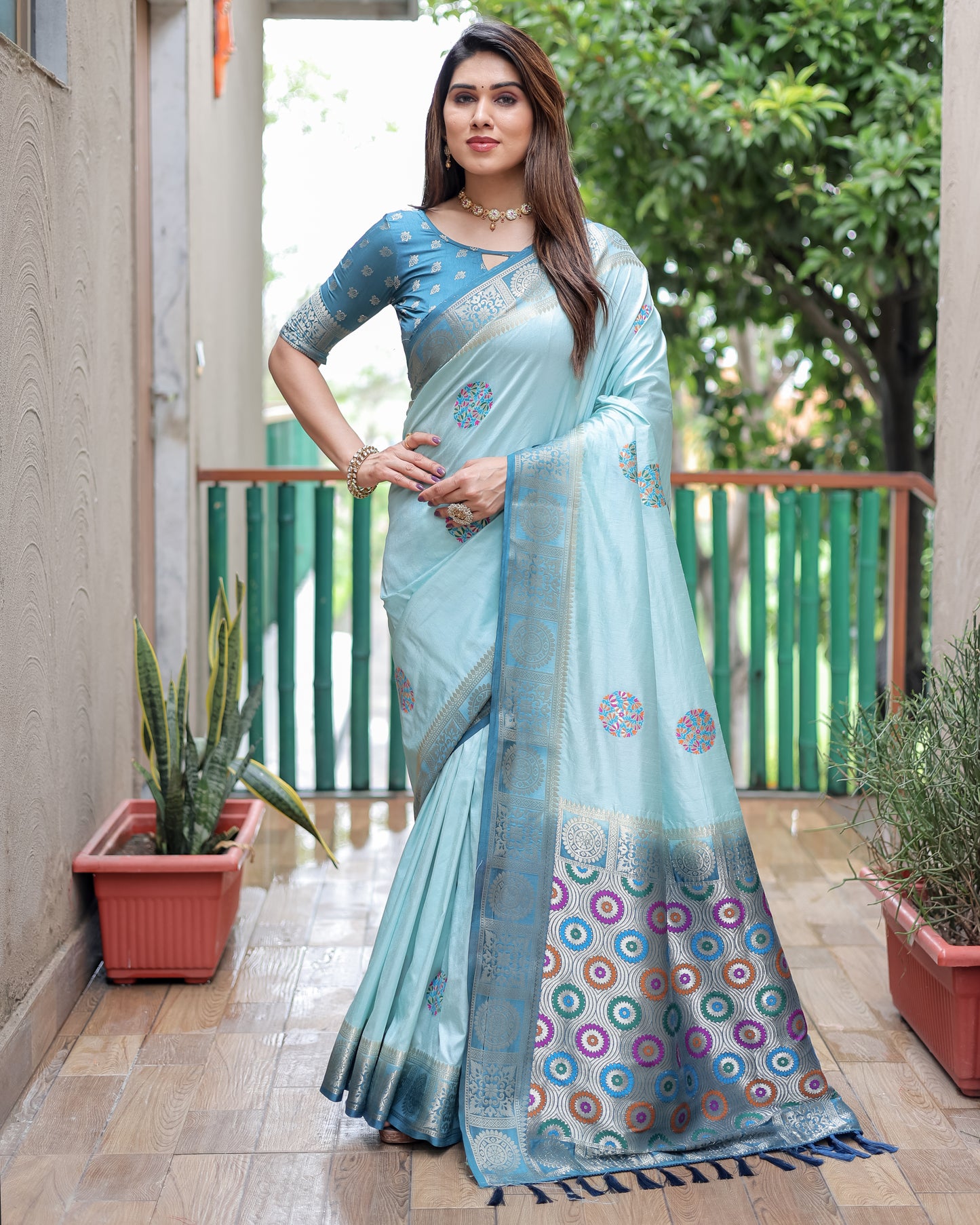 स्काई कलर खूबसूरत ट्रेंडी कलेक्शन डोला सिल्क साड़ी अनोखे बूटा डिज़ाइन के साथ