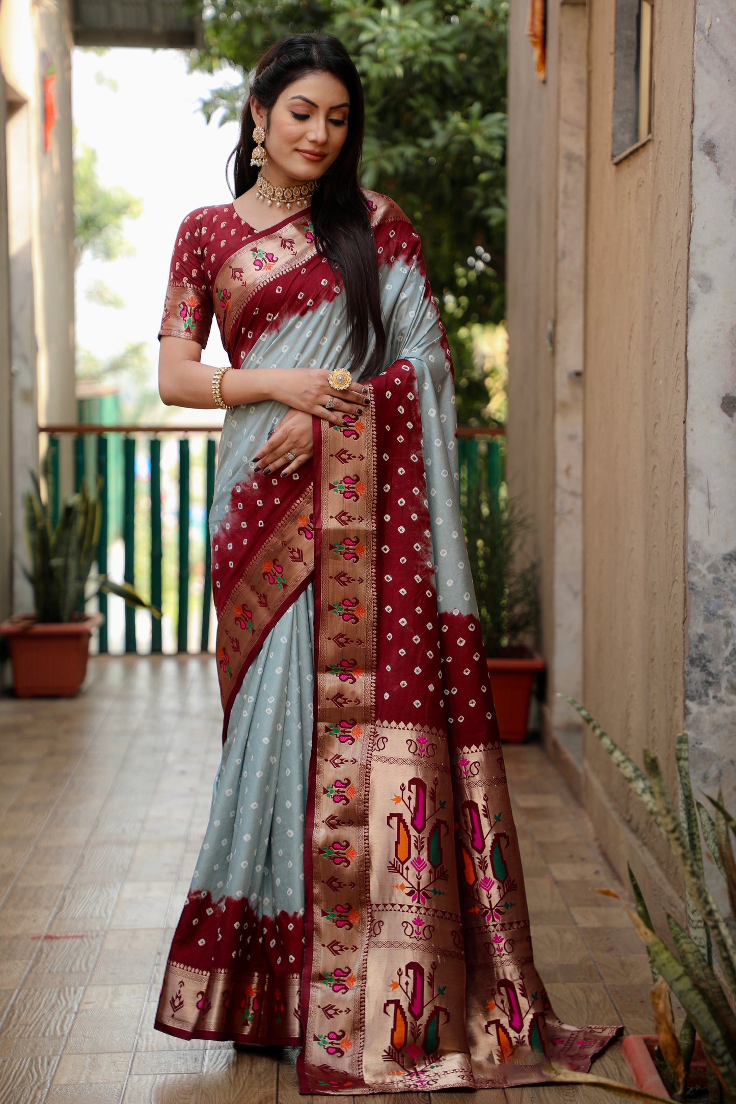 जरी पैठानी बुनाई बॉर्डर के साथ ग्रे चांदनी डोला नरम रेशम बंधेज साड़ी