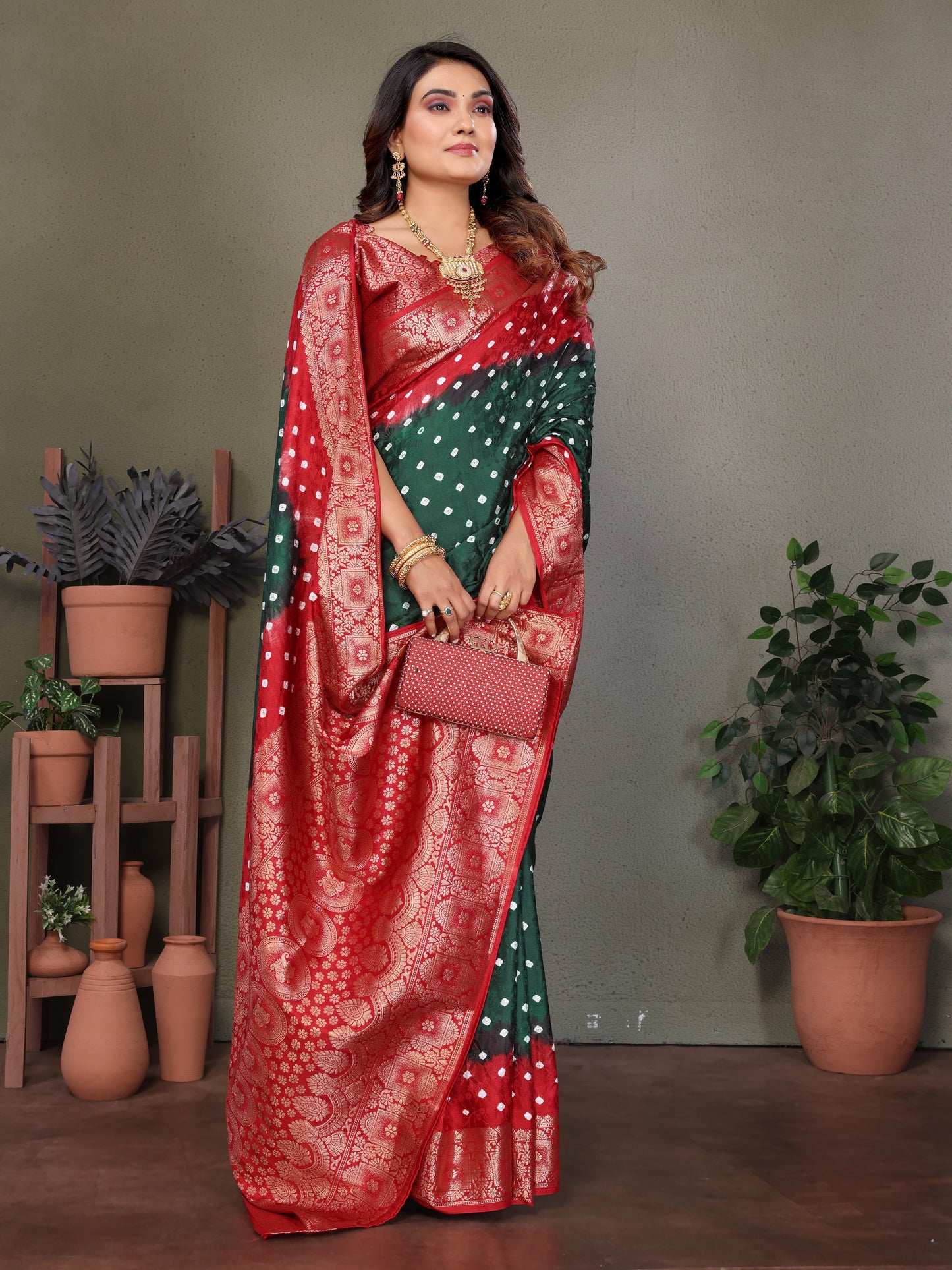 हरी सत्यवती बंधेज साटन सिल्क साड़ी ज़री बुनाई बॉर्डर के साथ