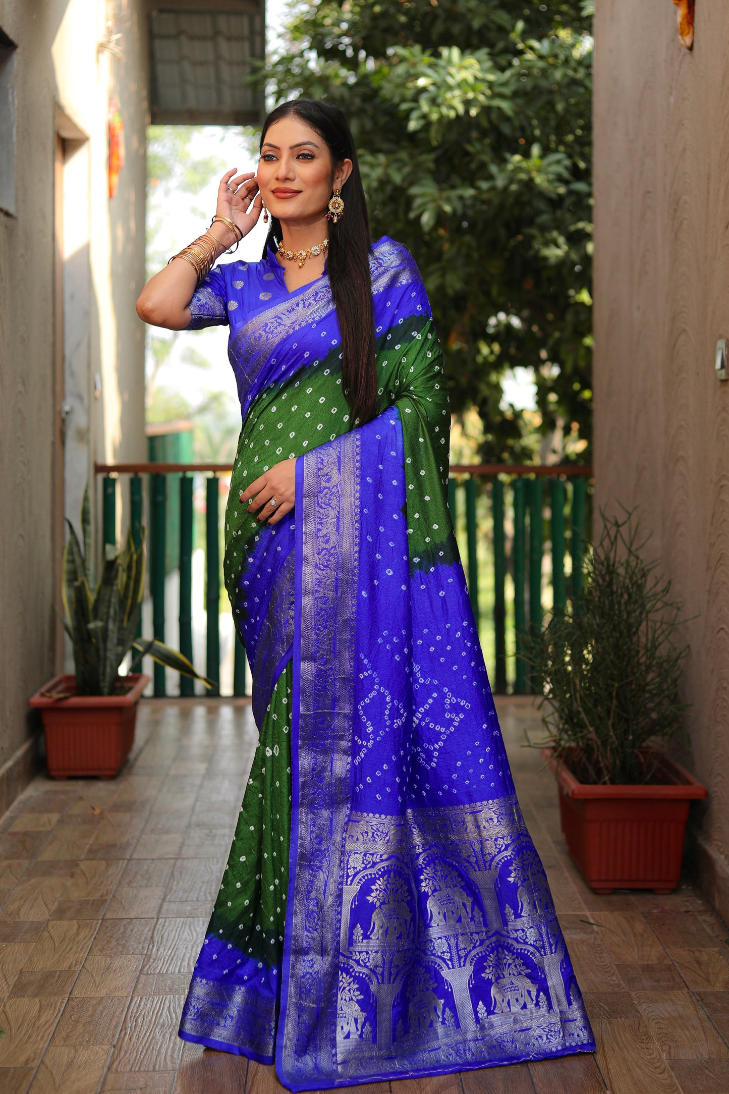 हरे वाहिनी बंधेज सिल्क साड़ी बंधेज बॉर्डर के साथ ज़री बॉर्डर रिच टिश्यू पल्लू के साथ