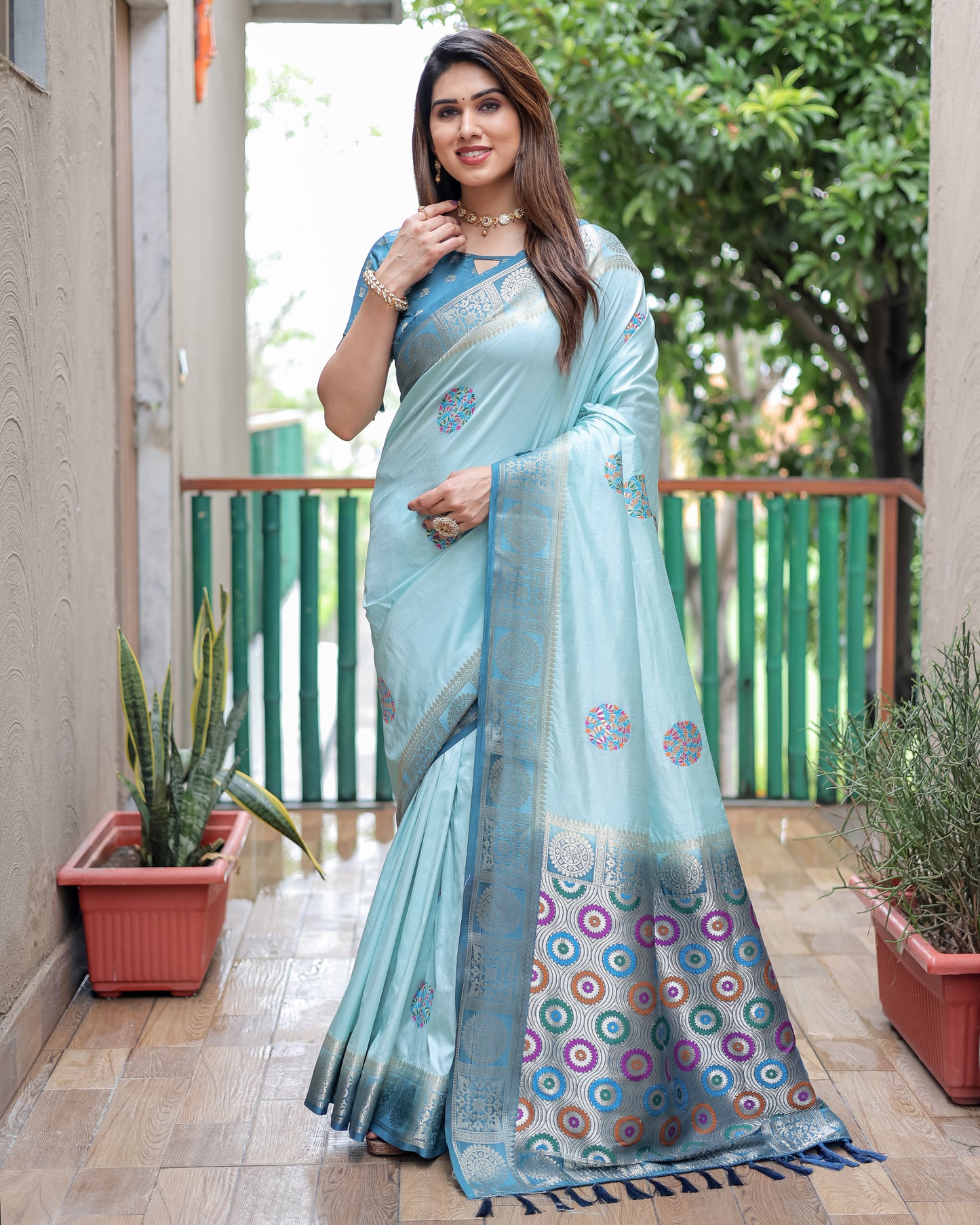 स्काई कलर खूबसूरत ट्रेंडी कलेक्शन डोला सिल्क साड़ी अनोखे बूटा डिज़ाइन के साथ