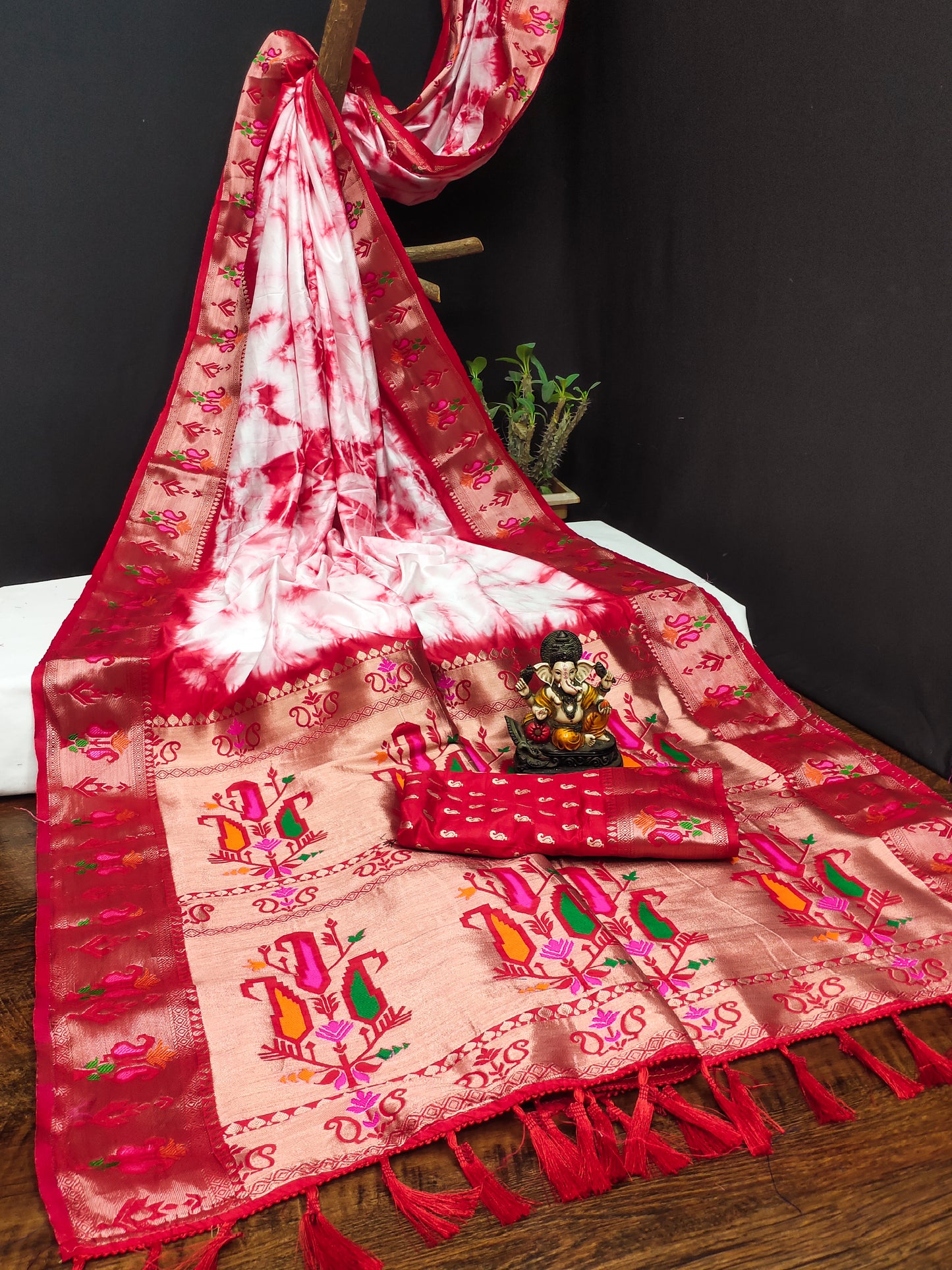 लाल रंग की प्रीमियम सिबरी प्रिंट पैथानी सिल्क साड़ी ज़री गोल्ड और मीनाकारी पैथानी बॉर्डर