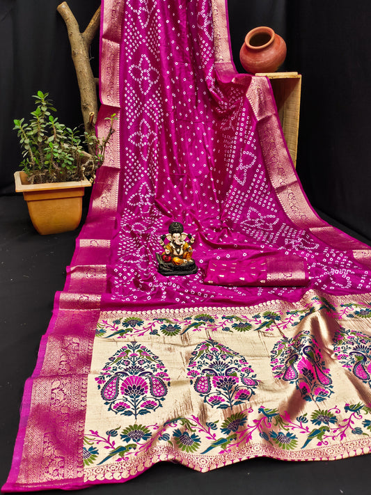 ज़री बुनाई पैठानी रिच पल्लू के साथ गुलाबी सुभद्रा बंधेज कांजीवरम सिल्क साड़ी