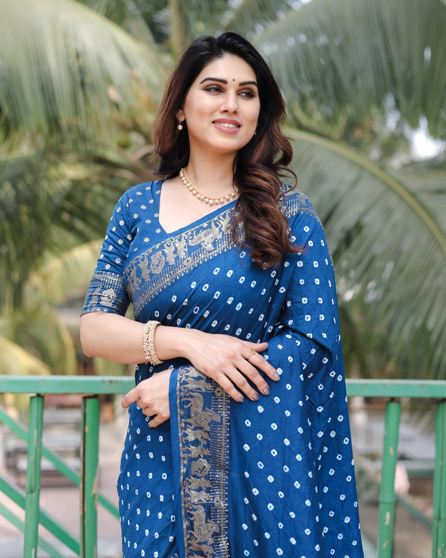 ज़री बुनाई बॉर्डर के साथ नेवी ब्लू मौसमी शुद्ध बंधेज सिल्क साड़ी