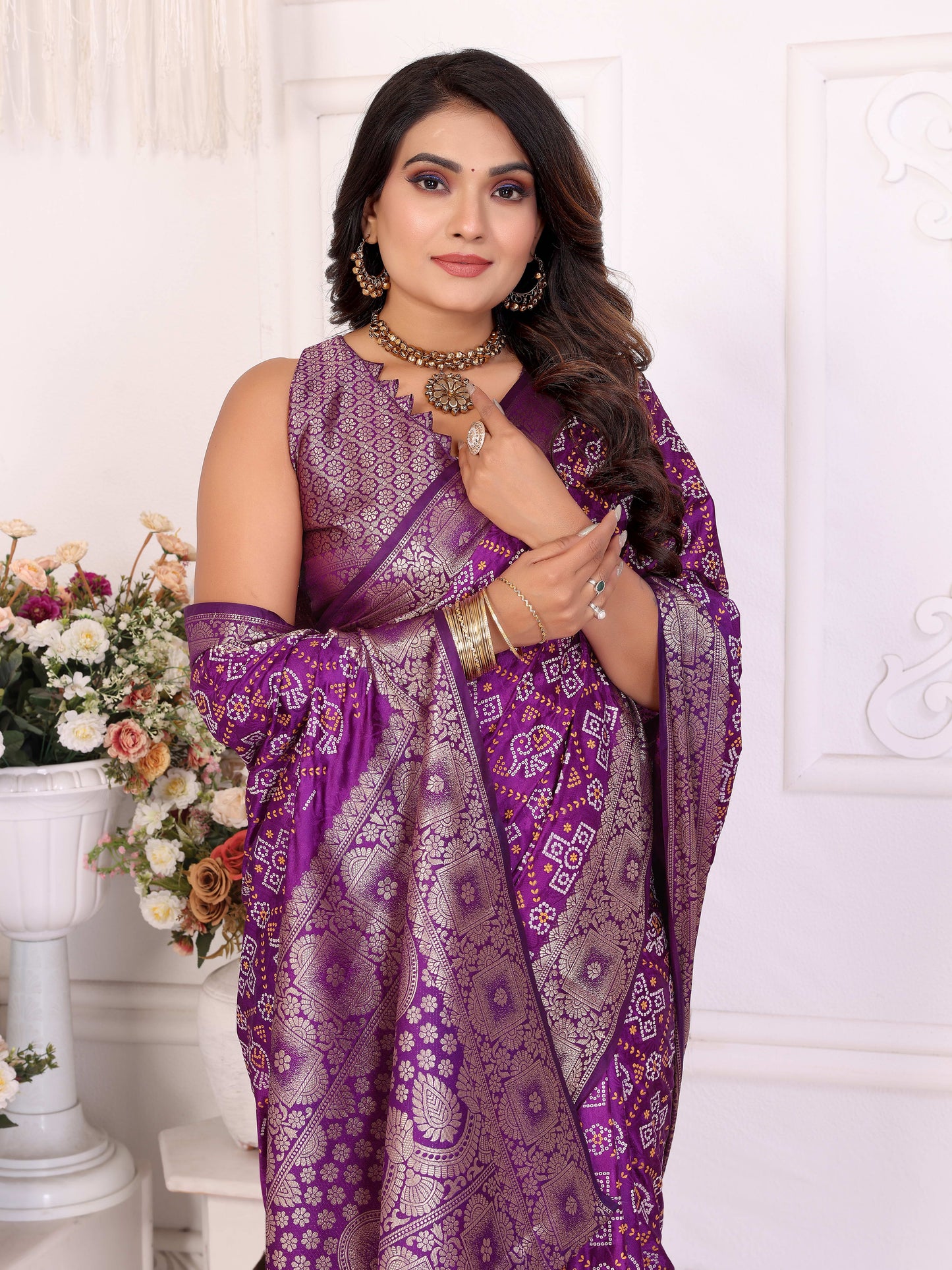 बैंगनी समशीरा मुलायम साटन सिल्क बंधेज प्रिंट साड़ी, संपूर्ण ज़री बुनाई बॉर्डर के साथ