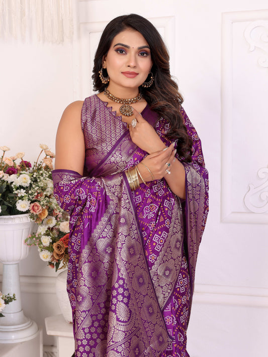 बैंगनी समशीरा मुलायम साटन सिल्क बंधेज प्रिंट साड़ी, संपूर्ण ज़री बुनाई बॉर्डर के साथ
