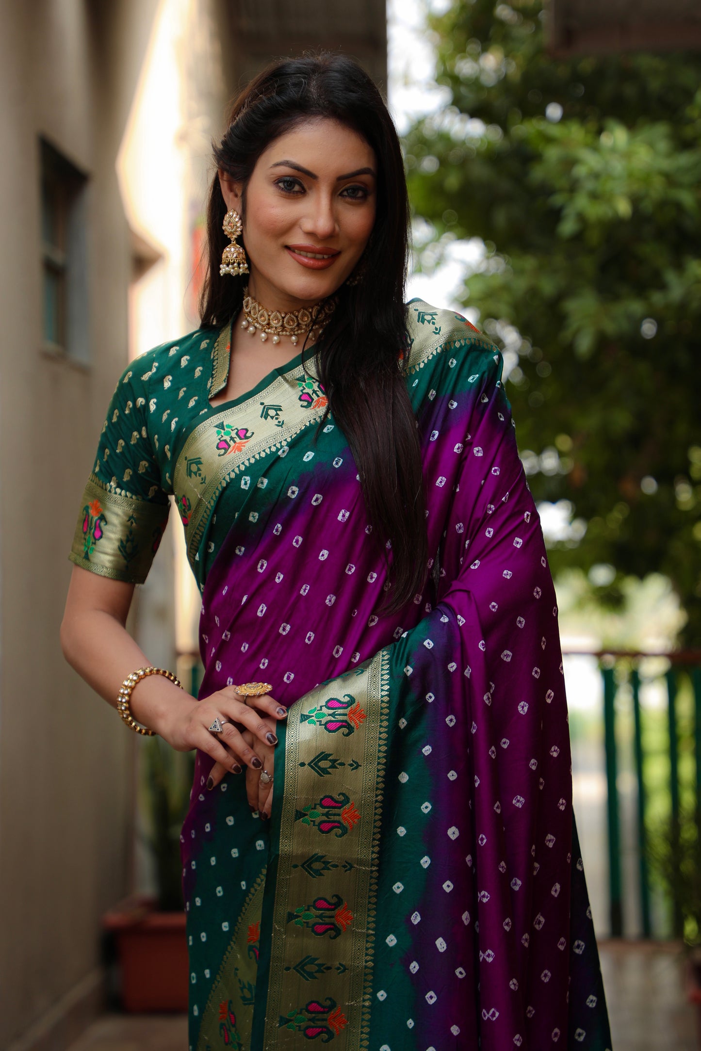 जरी पैठानी बुनाई बॉर्डर के साथ बैंगनी चांदनी डोला नरम रेशम बंधेज साड़ी