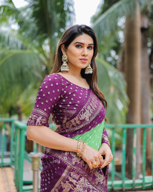 हल्के हरे रंग की वामिका बंधेज सिल्क साड़ी ज़री बुनाई वाले रिच टिश्यू पल्लू के साथ