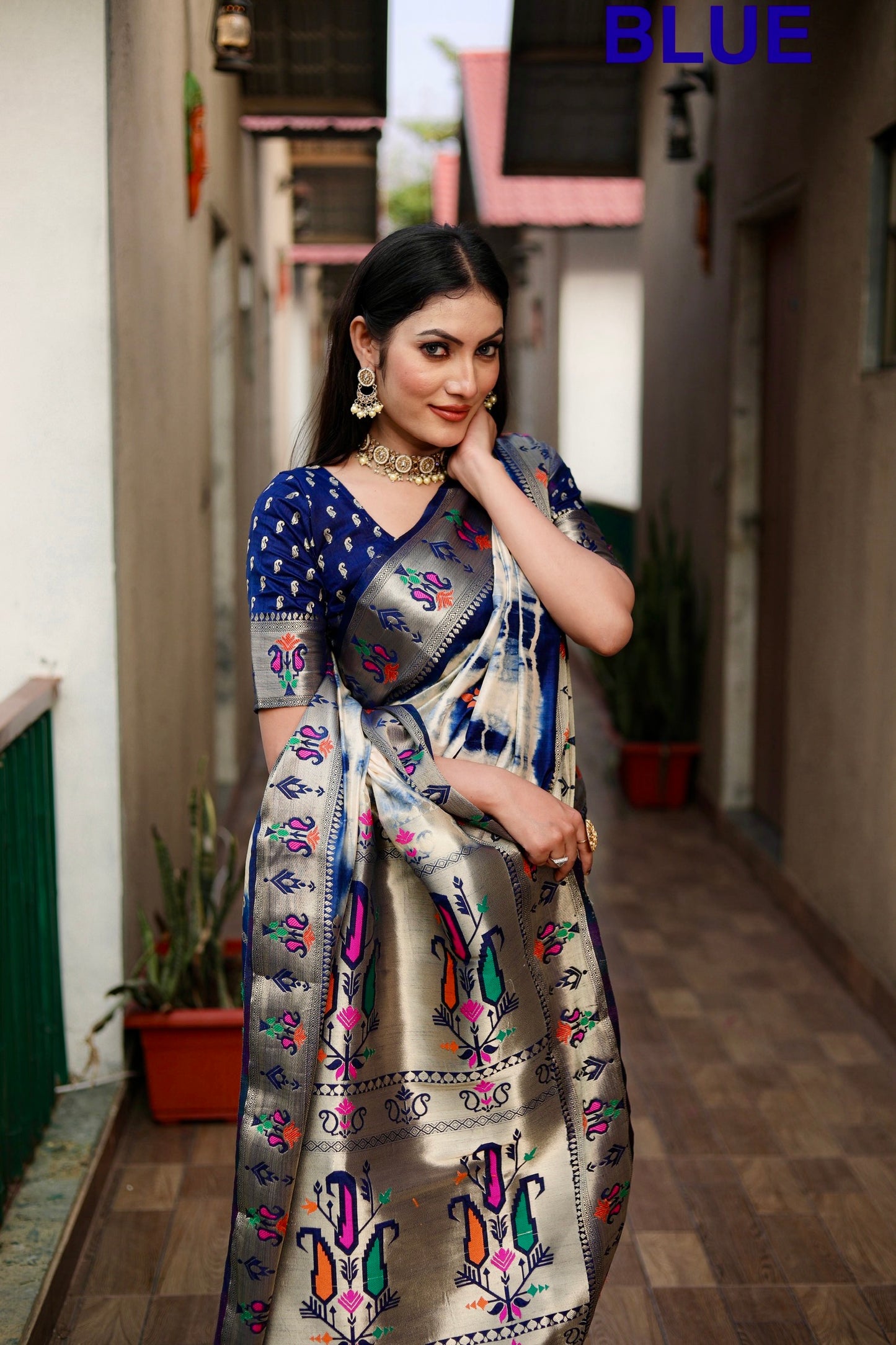 नीले रंग की विशेष सिबरी प्रिंट पैथानी सिल्क साड़ी ज़री गोल्ड और मीनाकारी पैथानी बॉर्डर