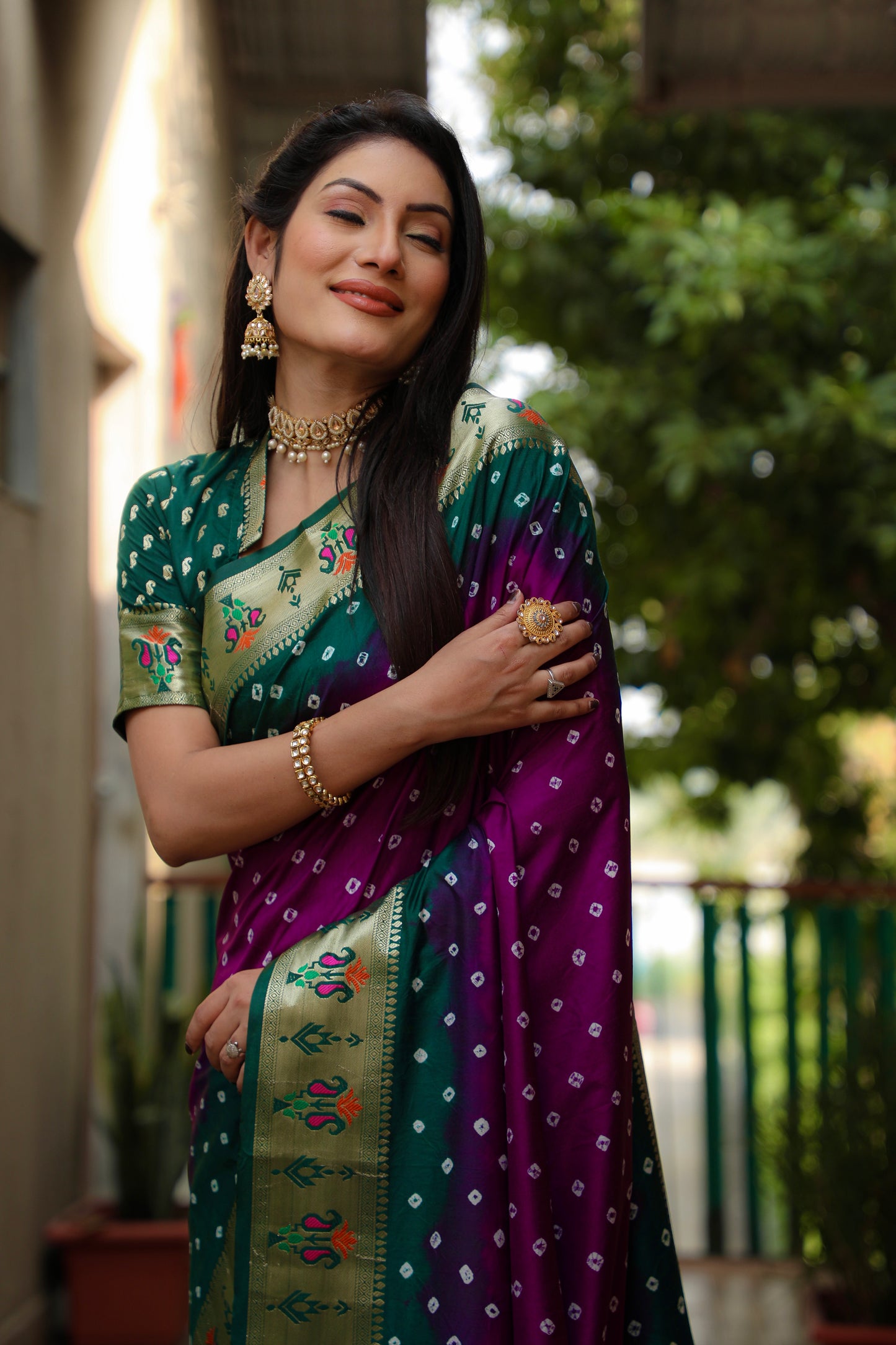 जरी पैठानी बुनाई बॉर्डर के साथ बैंगनी चांदनी डोला नरम रेशम बंधेज साड़ी