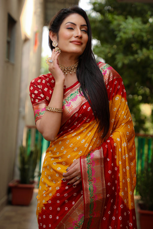 नारंगी स्वास्तिक बंधेज सिल्क साड़ी मीनाकारी बॉर्डर और ज़री बुनाई कलश और स्वास्तिक डिजाइन के साथ