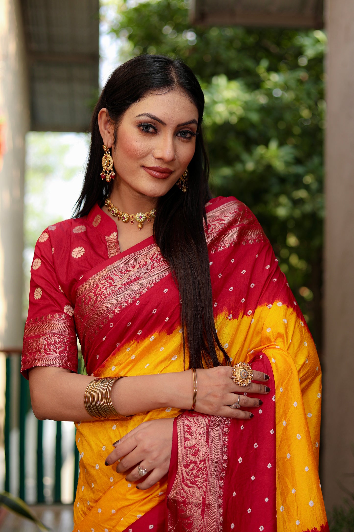 ज़री बॉर्डर रिच टिश्यू पल्लू के साथ बंधेज बॉर्डर वाली पीली वाहिनी बंधेज सिल्क साड़ी