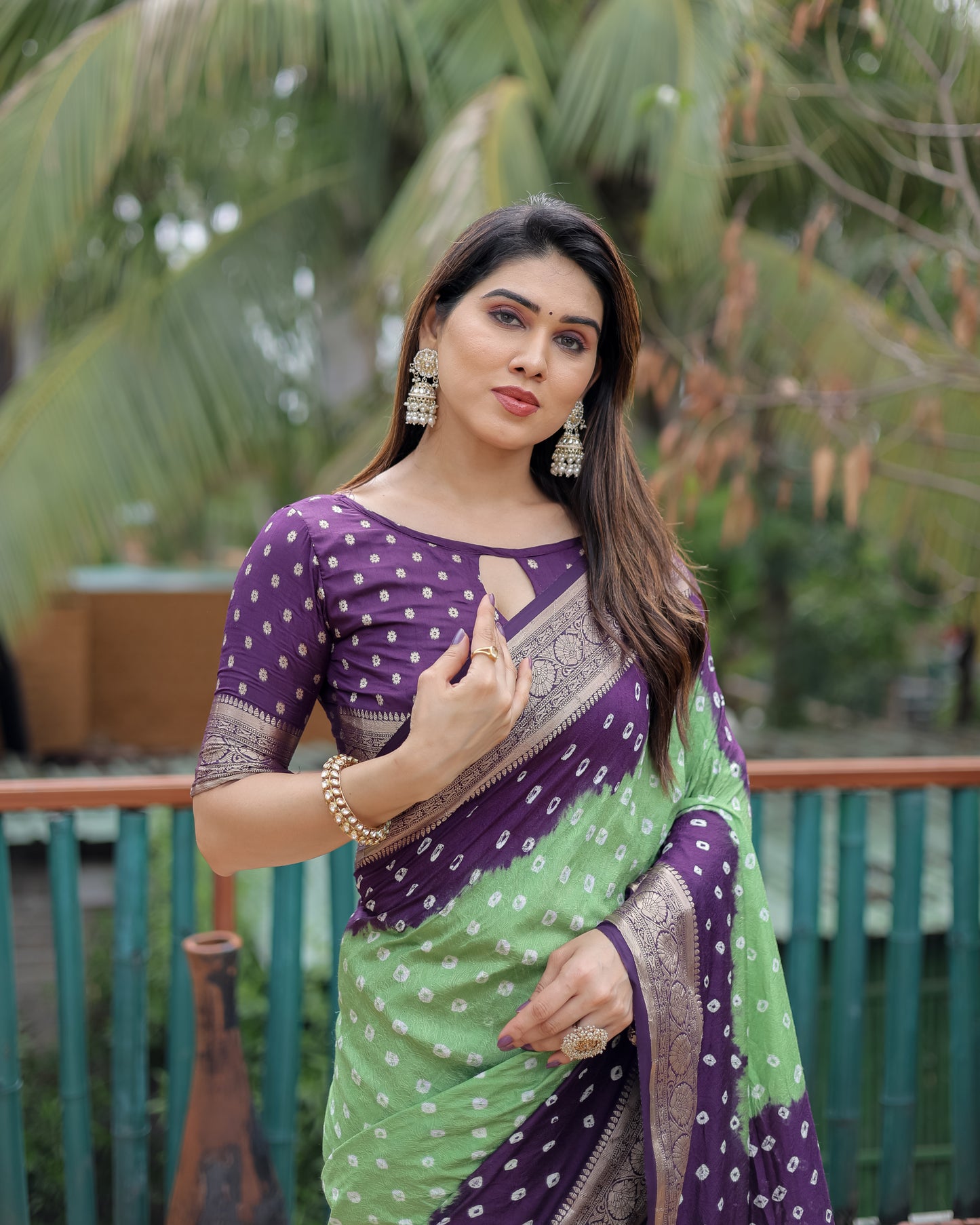 हल्के हरे रंग की देविका डोला नरम रेशम बंधेज साड़ी जरी पैठानी बुनाई बॉर्डर के साथ