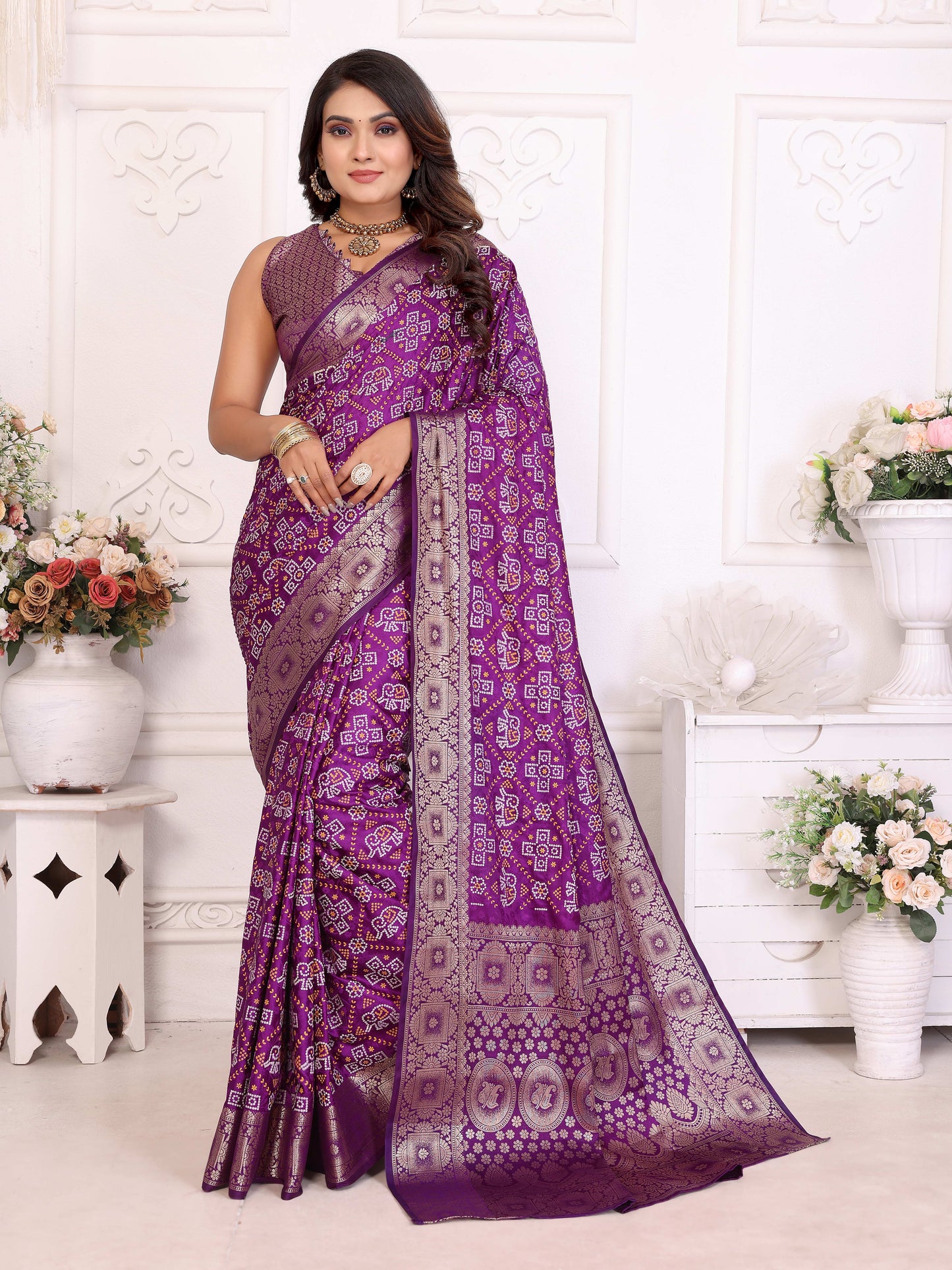 बैंगनी समशीरा मुलायम साटन सिल्क बंधेज प्रिंट साड़ी, संपूर्ण ज़री बुनाई बॉर्डर के साथ