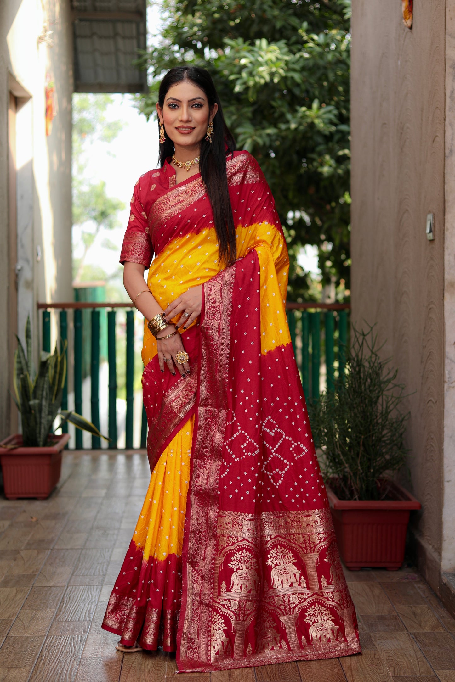 ज़री बॉर्डर रिच टिश्यू पल्लू के साथ बंधेज बॉर्डर वाली पीली वाहिनी बंधेज सिल्क साड़ी