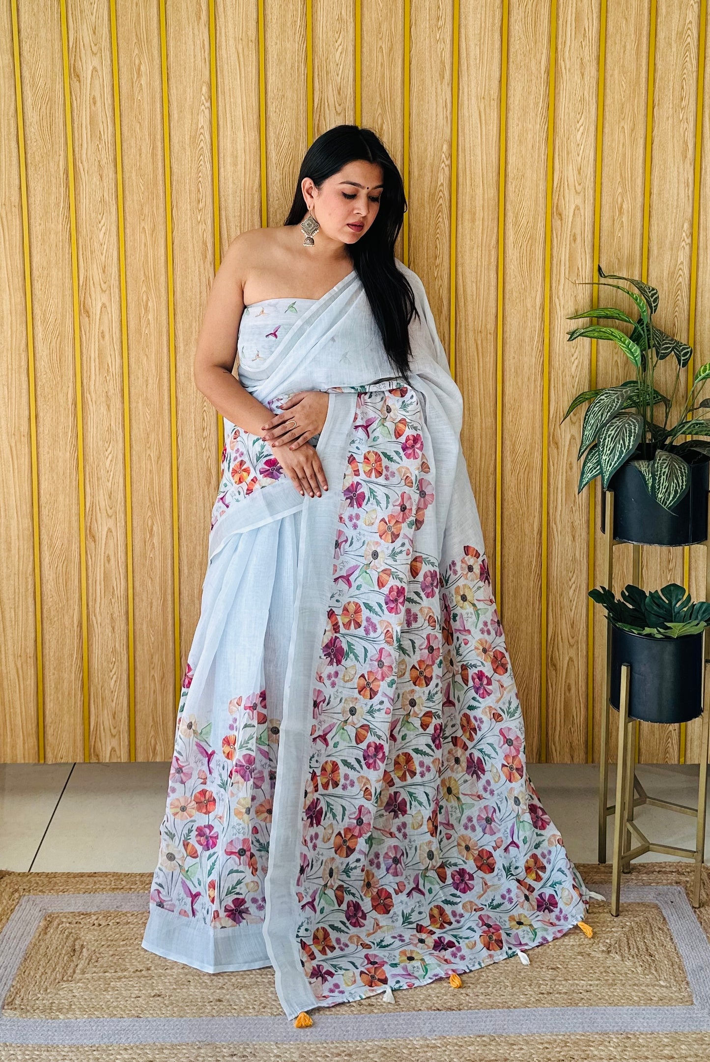 हम आपके लिए लाए हैं सिल्वर बॉर्डर वाली एक्सक्लूसिव वेडिंग सॉफ्ट लिनन कॉटन डिजिटल प्रिंट साड़ी