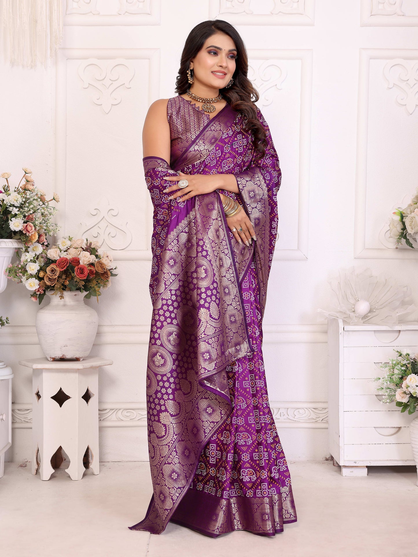 बैंगनी समशीरा मुलायम साटन सिल्क बंधेज प्रिंट साड़ी, संपूर्ण ज़री बुनाई बॉर्डर के साथ