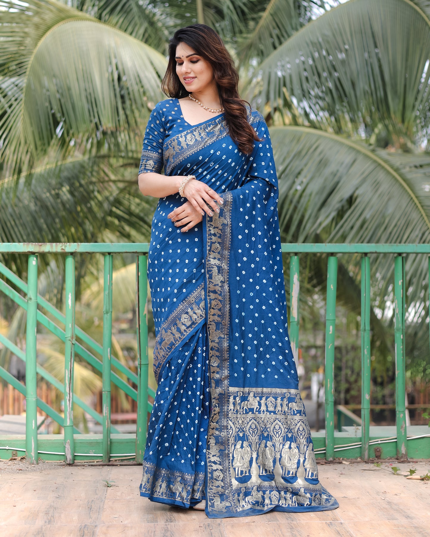 ज़री बुनाई बॉर्डर के साथ नेवी ब्लू मौसमी शुद्ध बंधेज सिल्क साड़ी